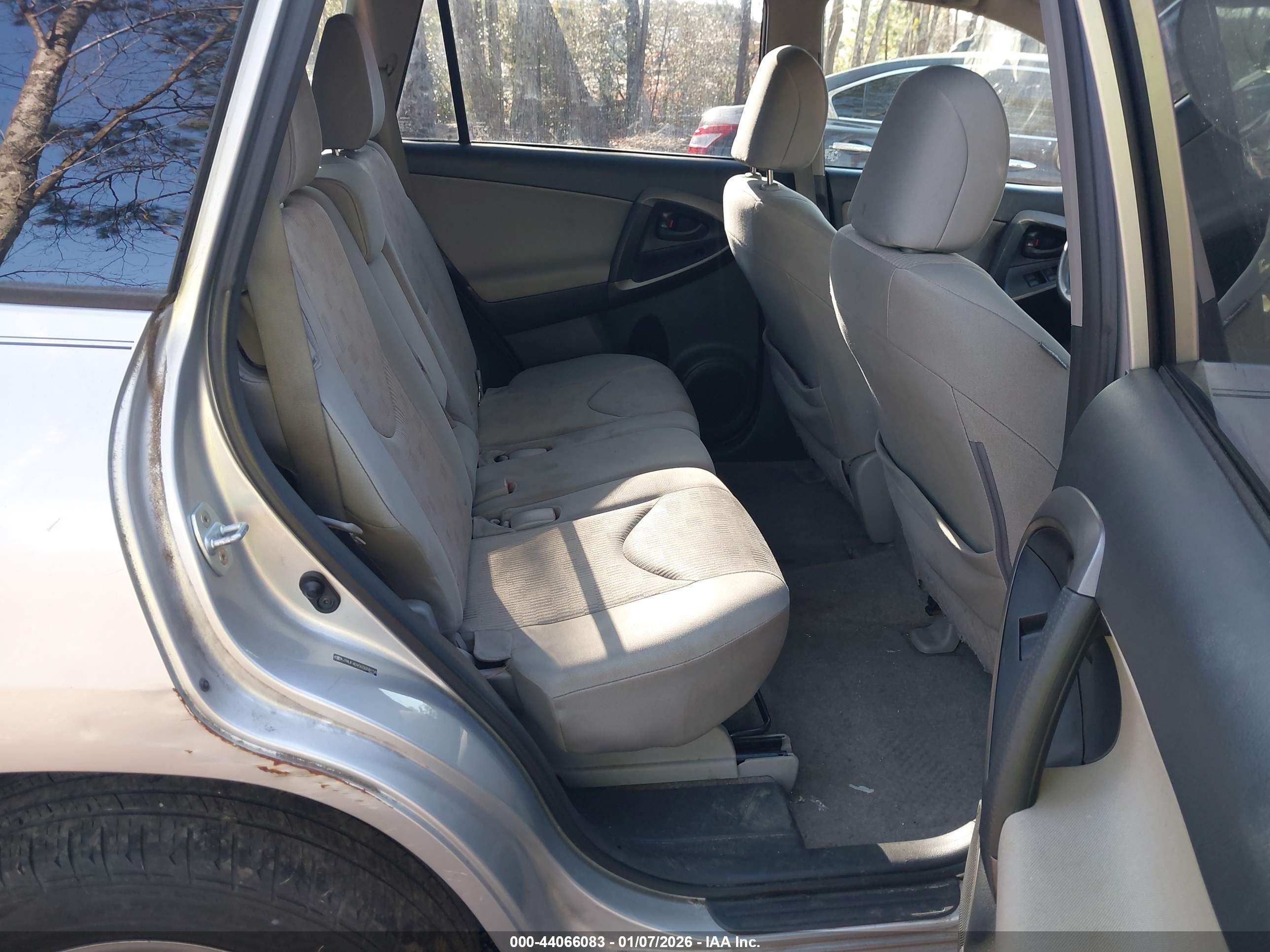 TOYOTA RAV4 image 8