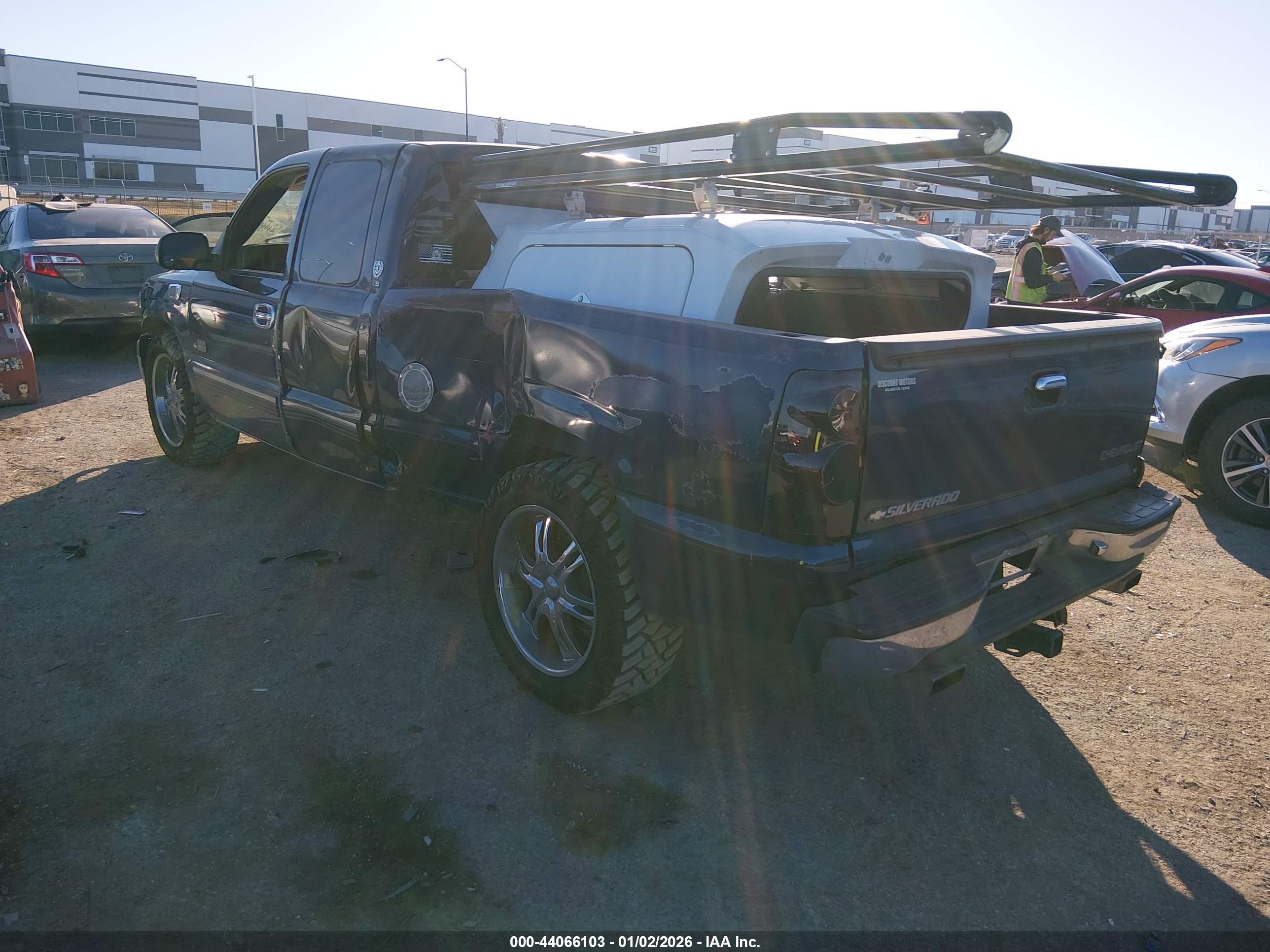 CHEVROLET SILVERADO image 3