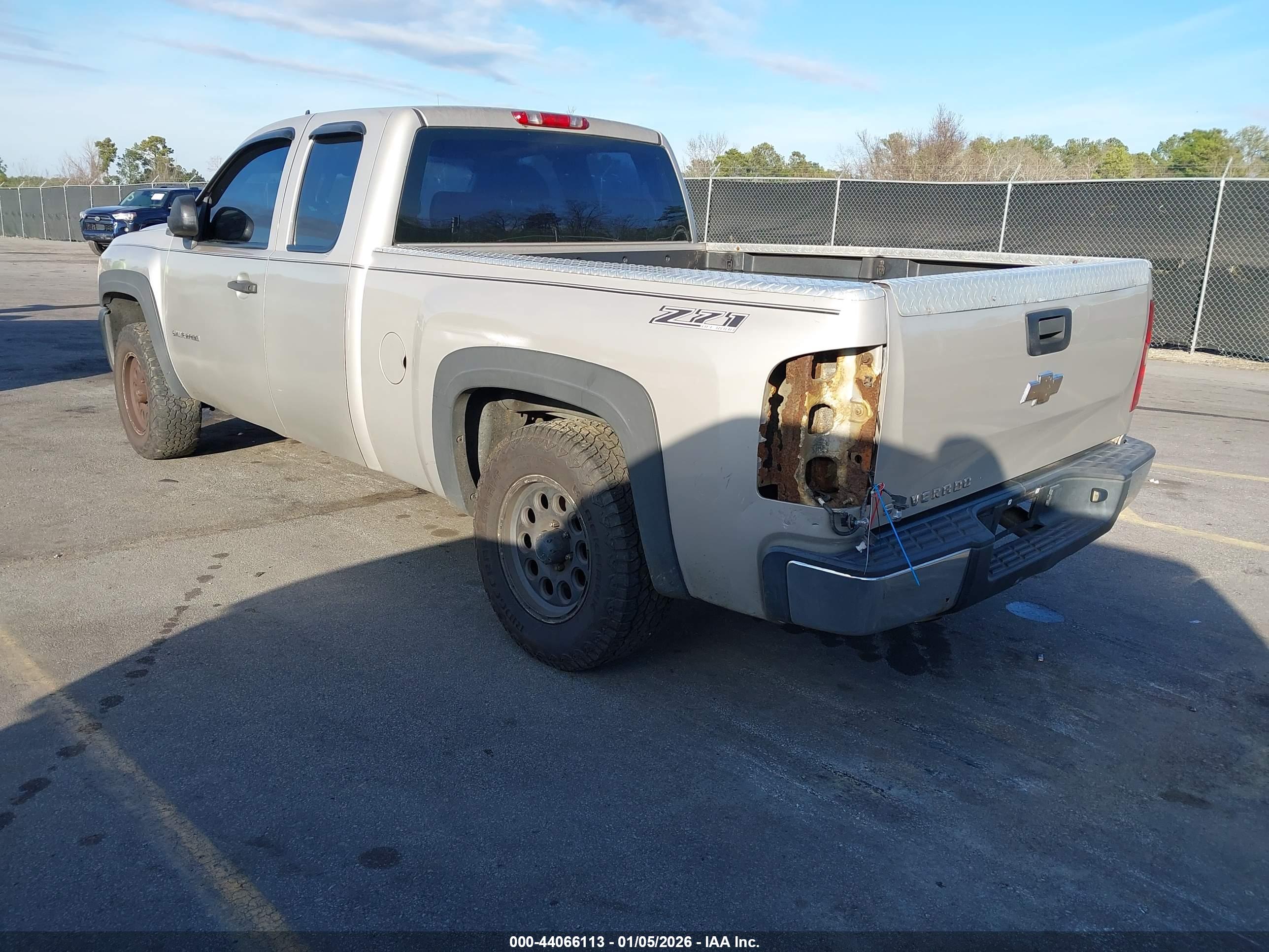 CHEVROLET SILVERADO image 3
