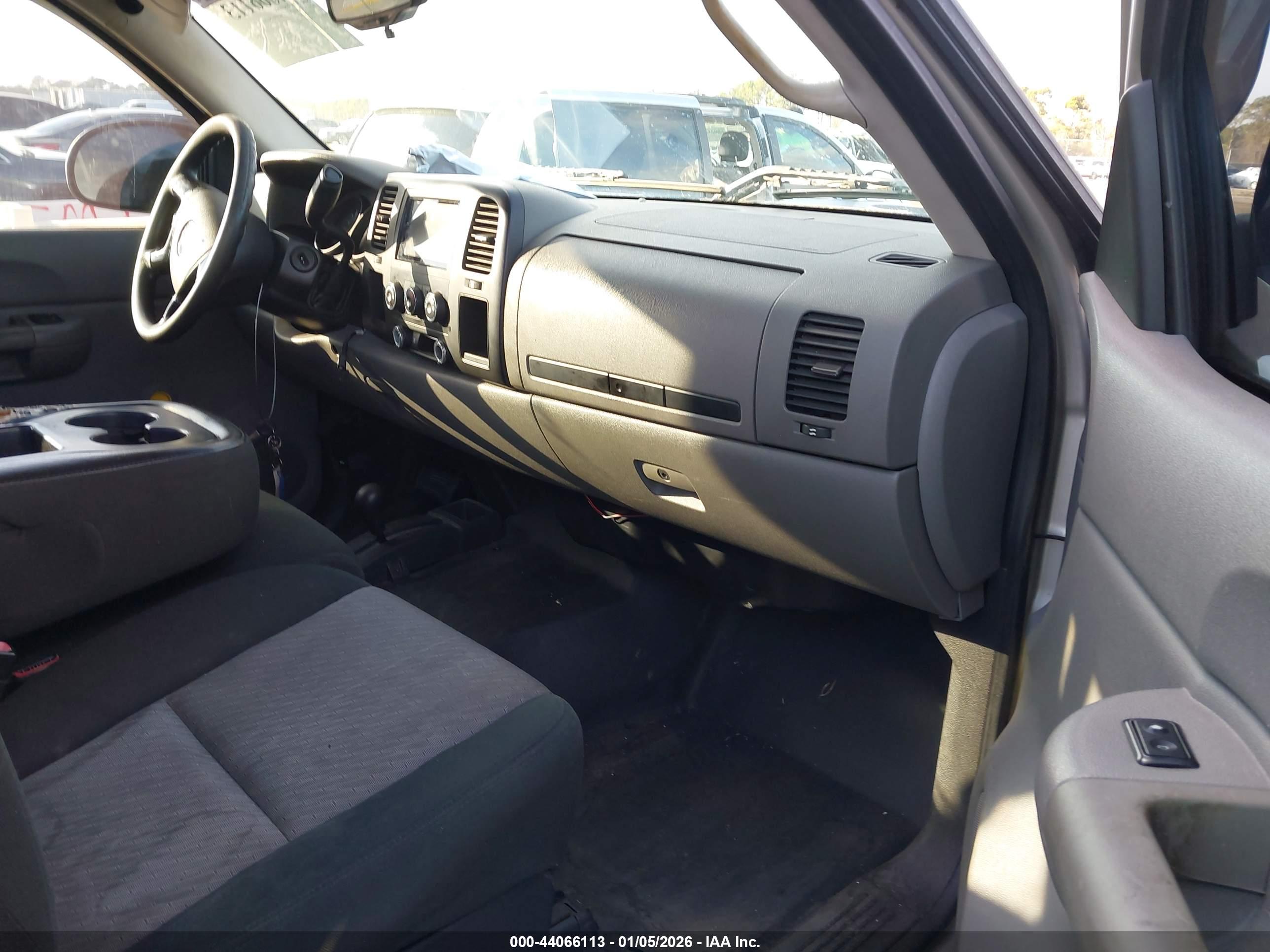 CHEVROLET SILVERADO image 5