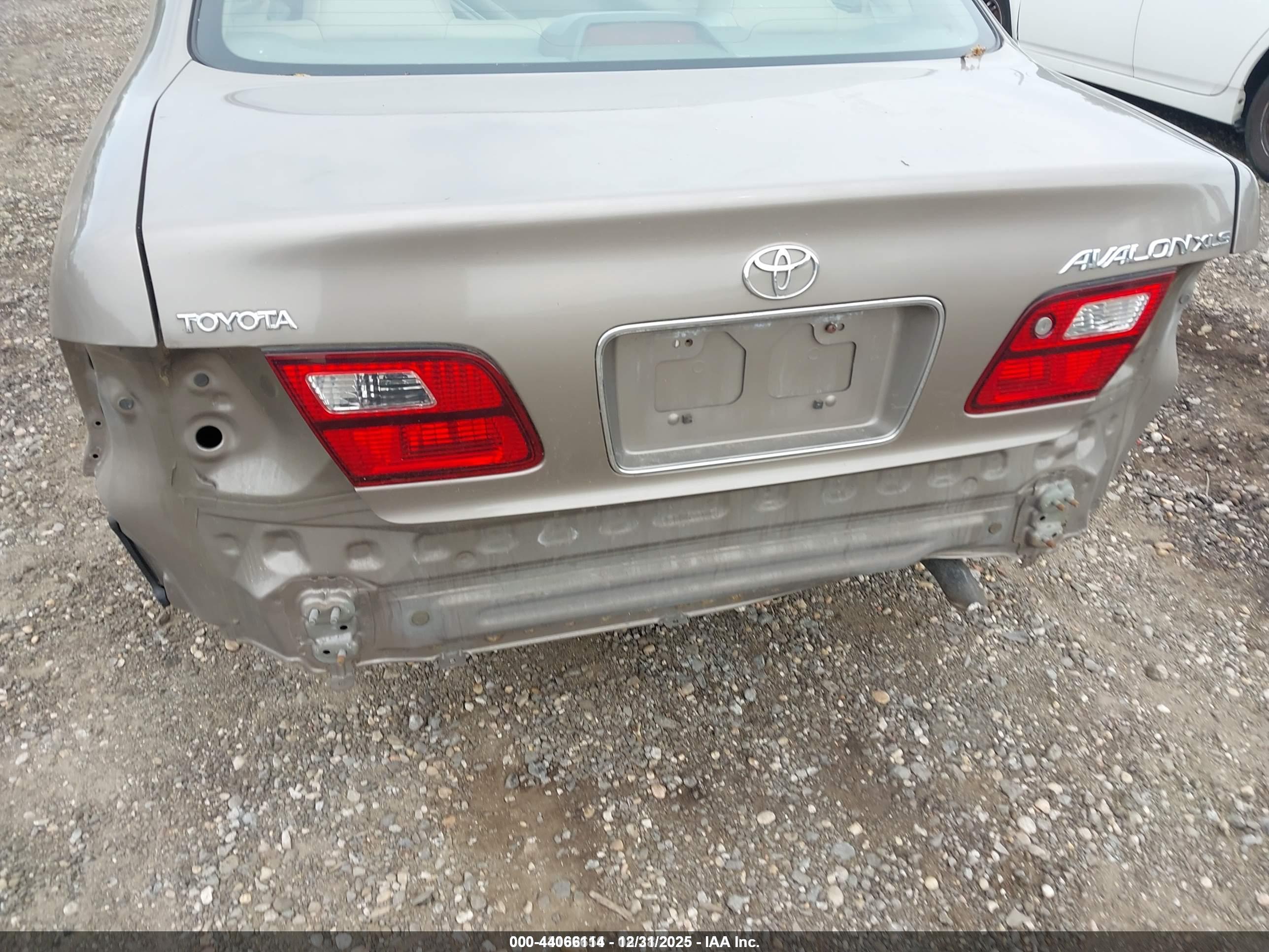 TOYOTA AVALON image 6