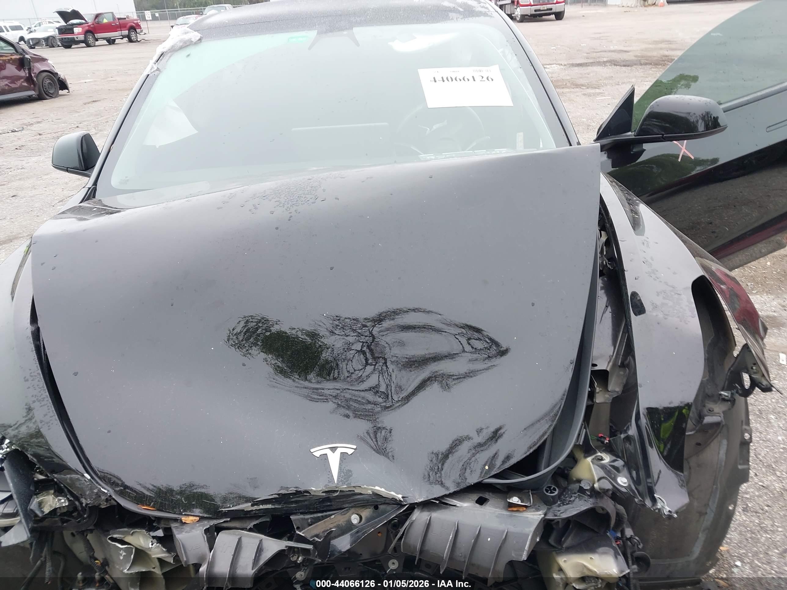 TESLA MODEL image 10