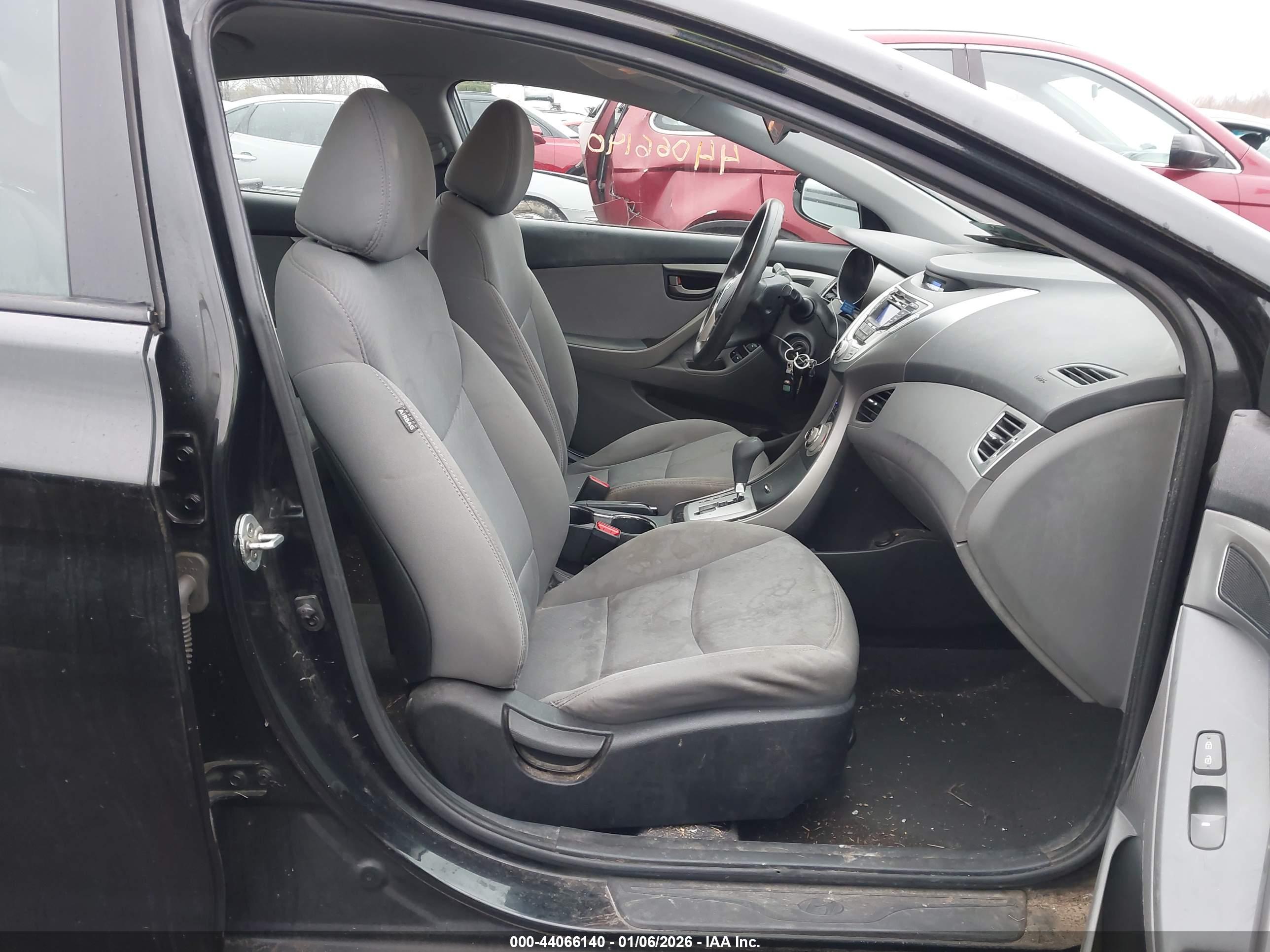 HYUNDAI ELANTRA image 5