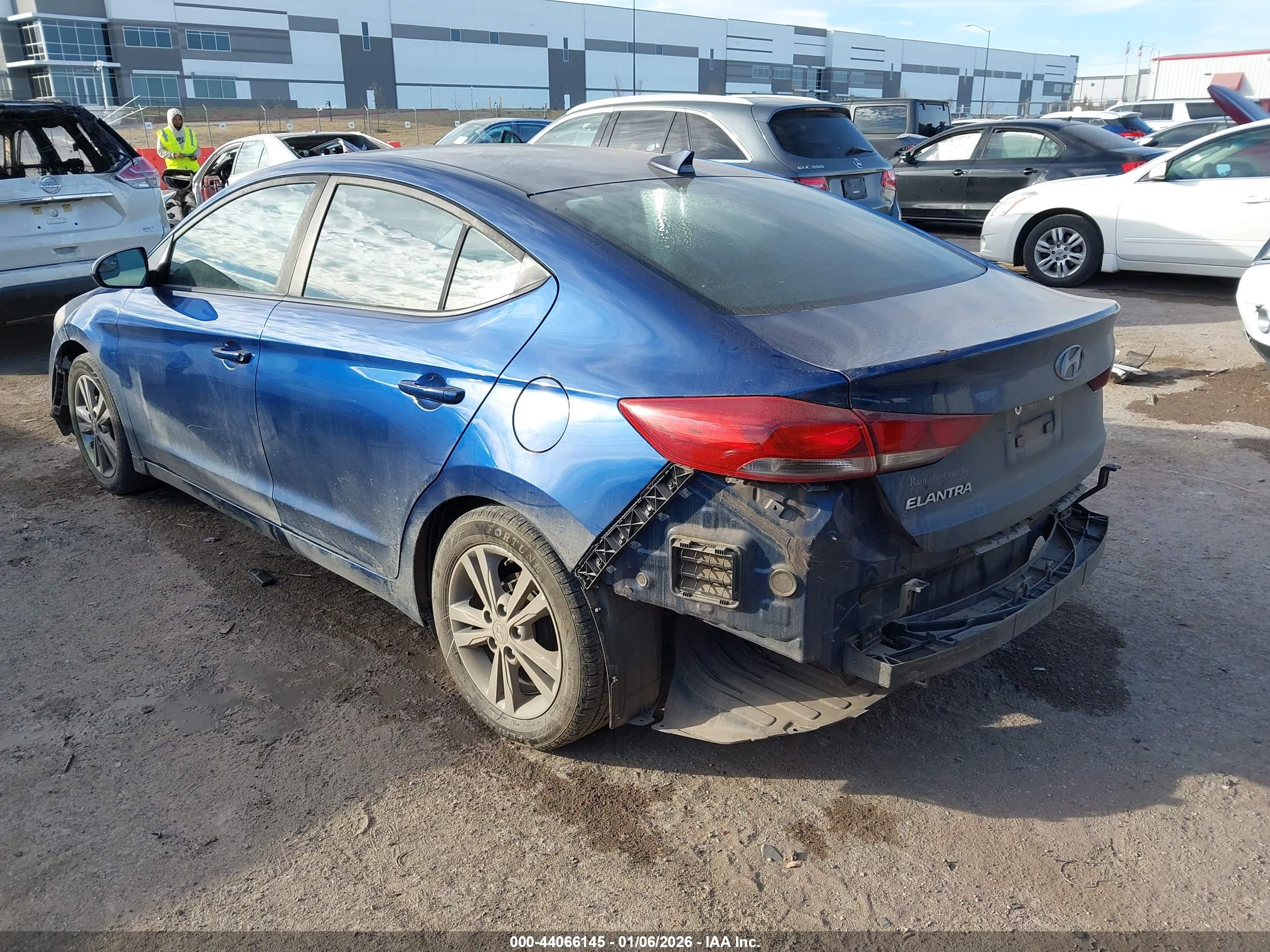HYUNDAI ELANTRA image 3