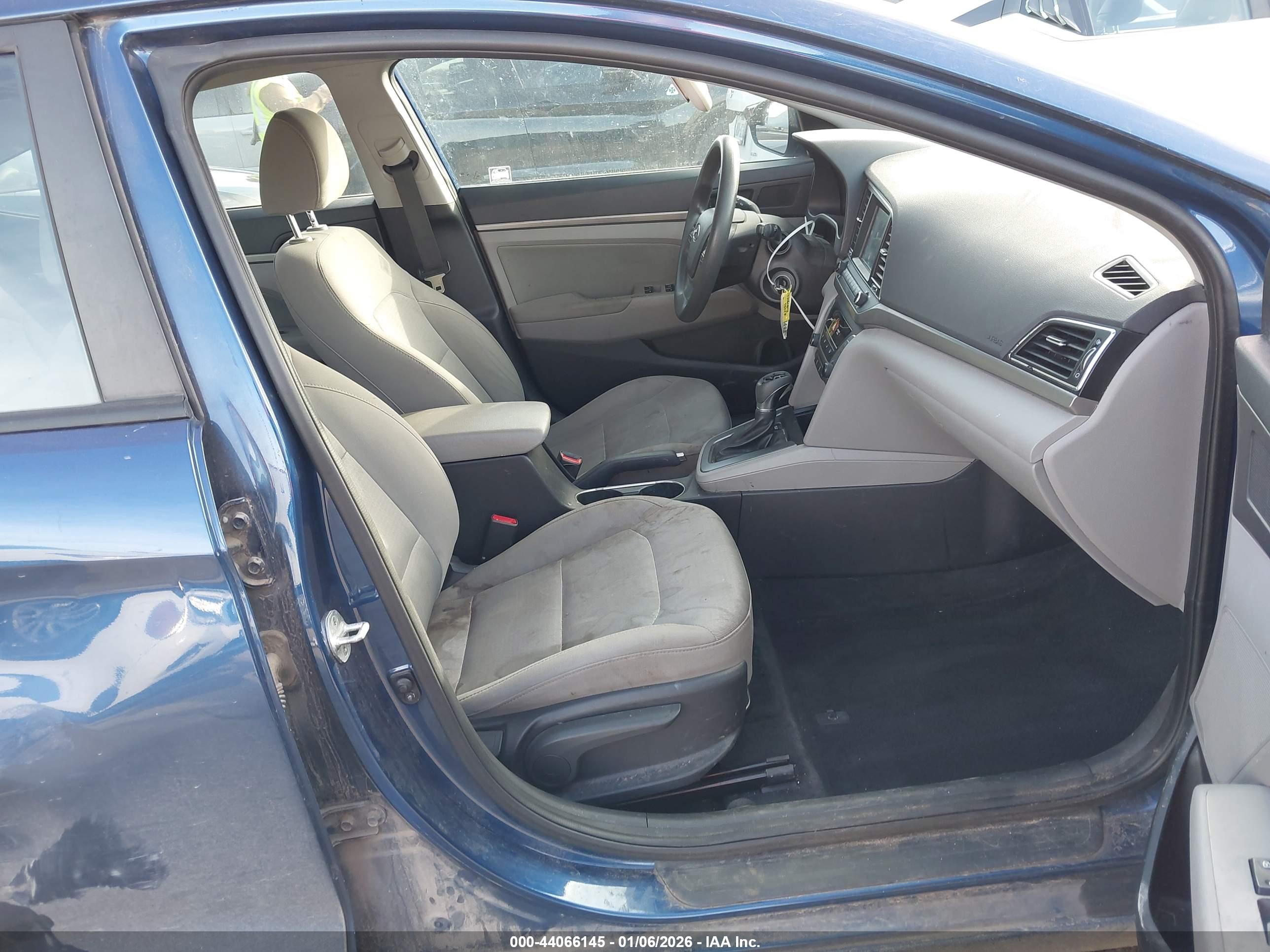 HYUNDAI ELANTRA image 5