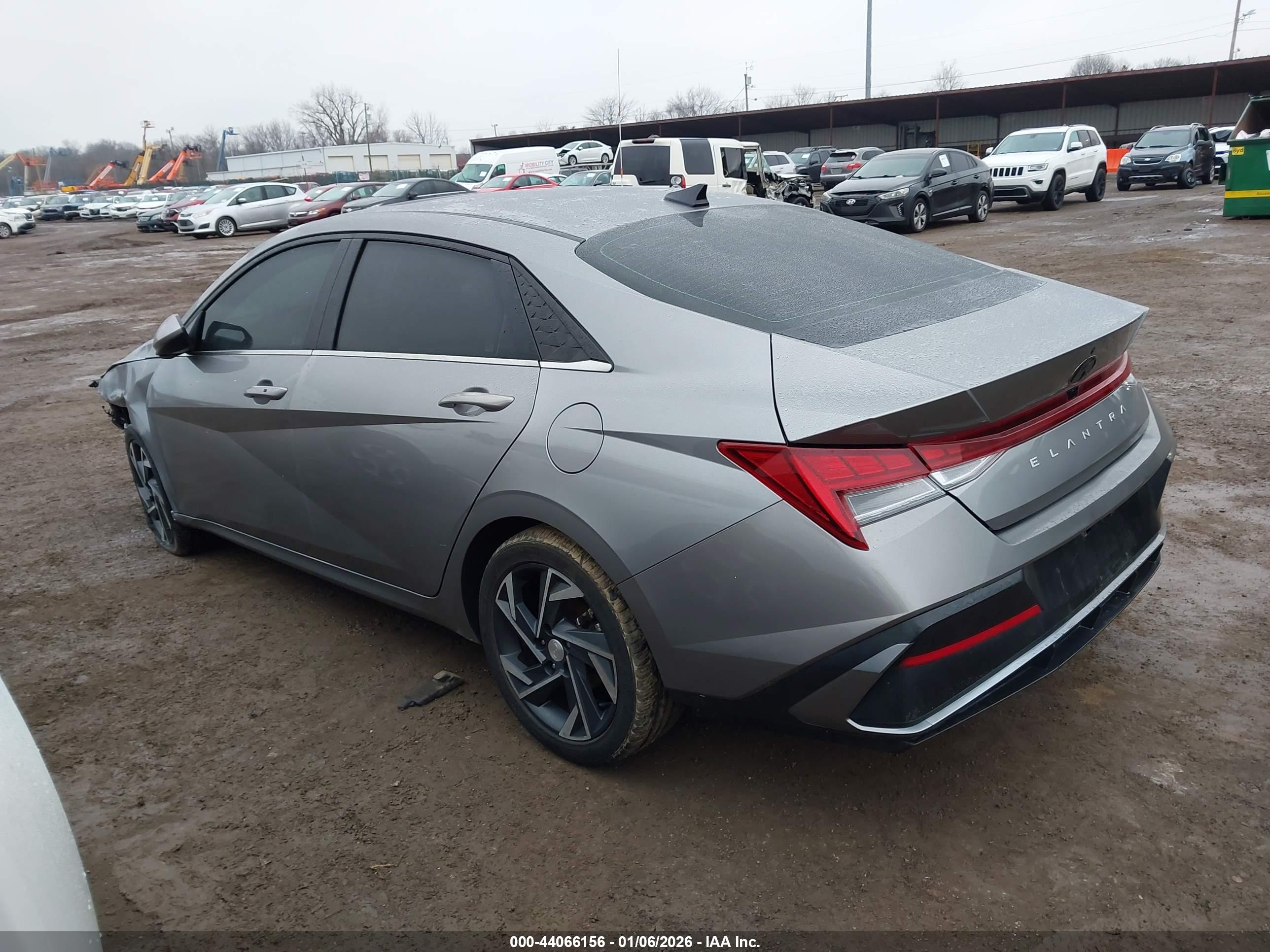 HYUNDAI ELANTRA image 3