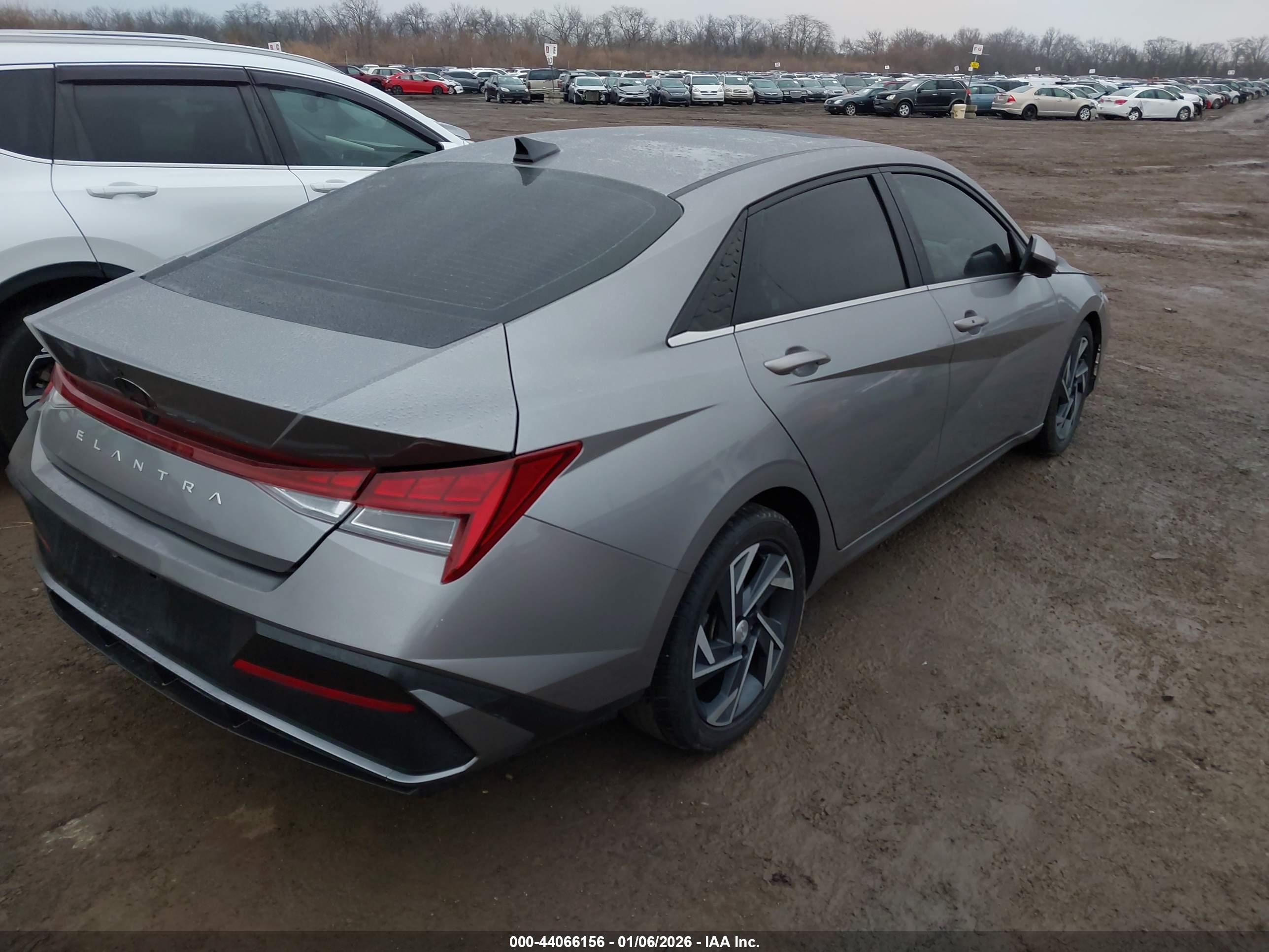 HYUNDAI ELANTRA image 4
