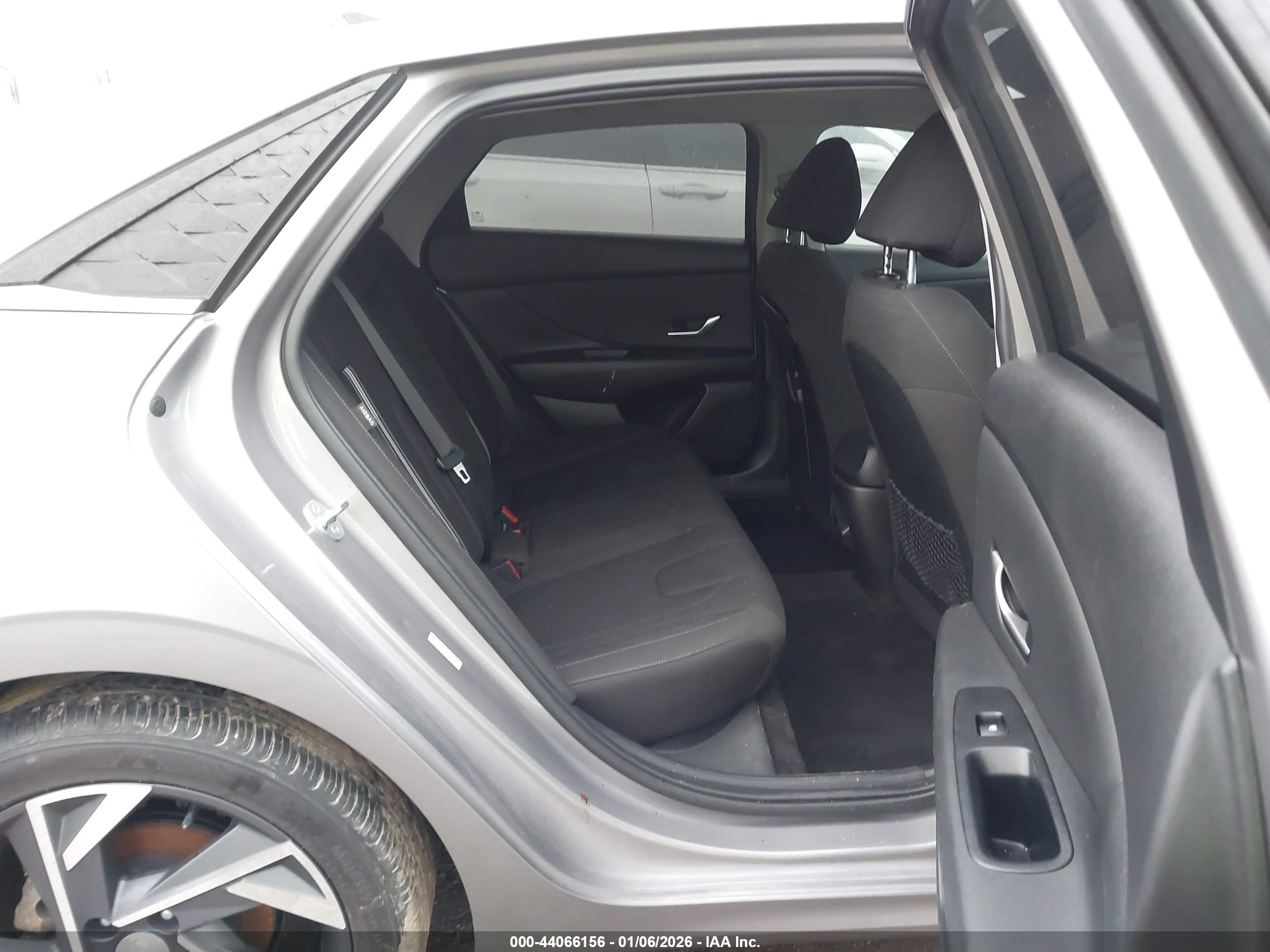 HYUNDAI ELANTRA image 8