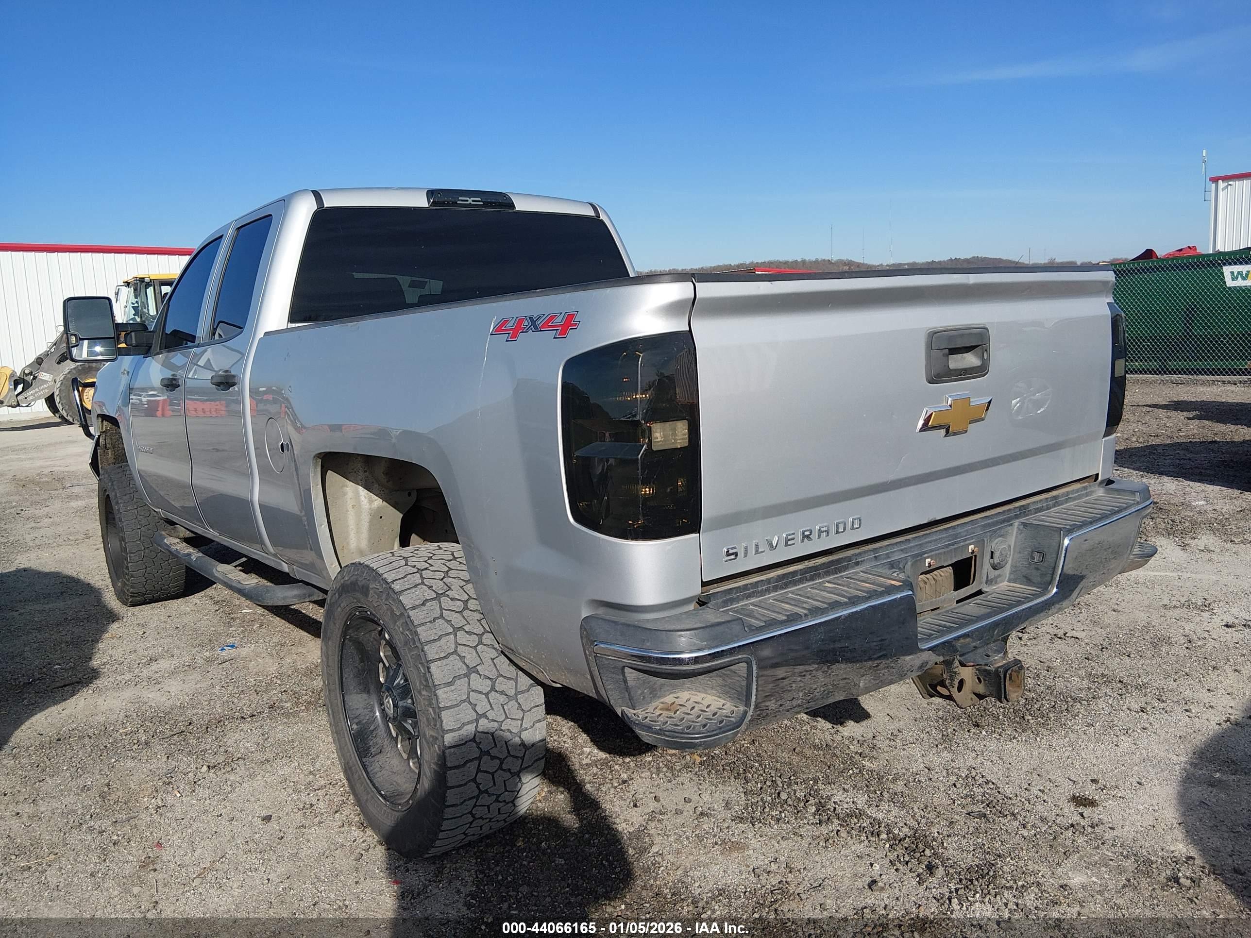 CHEVROLET SILVERADO image 3