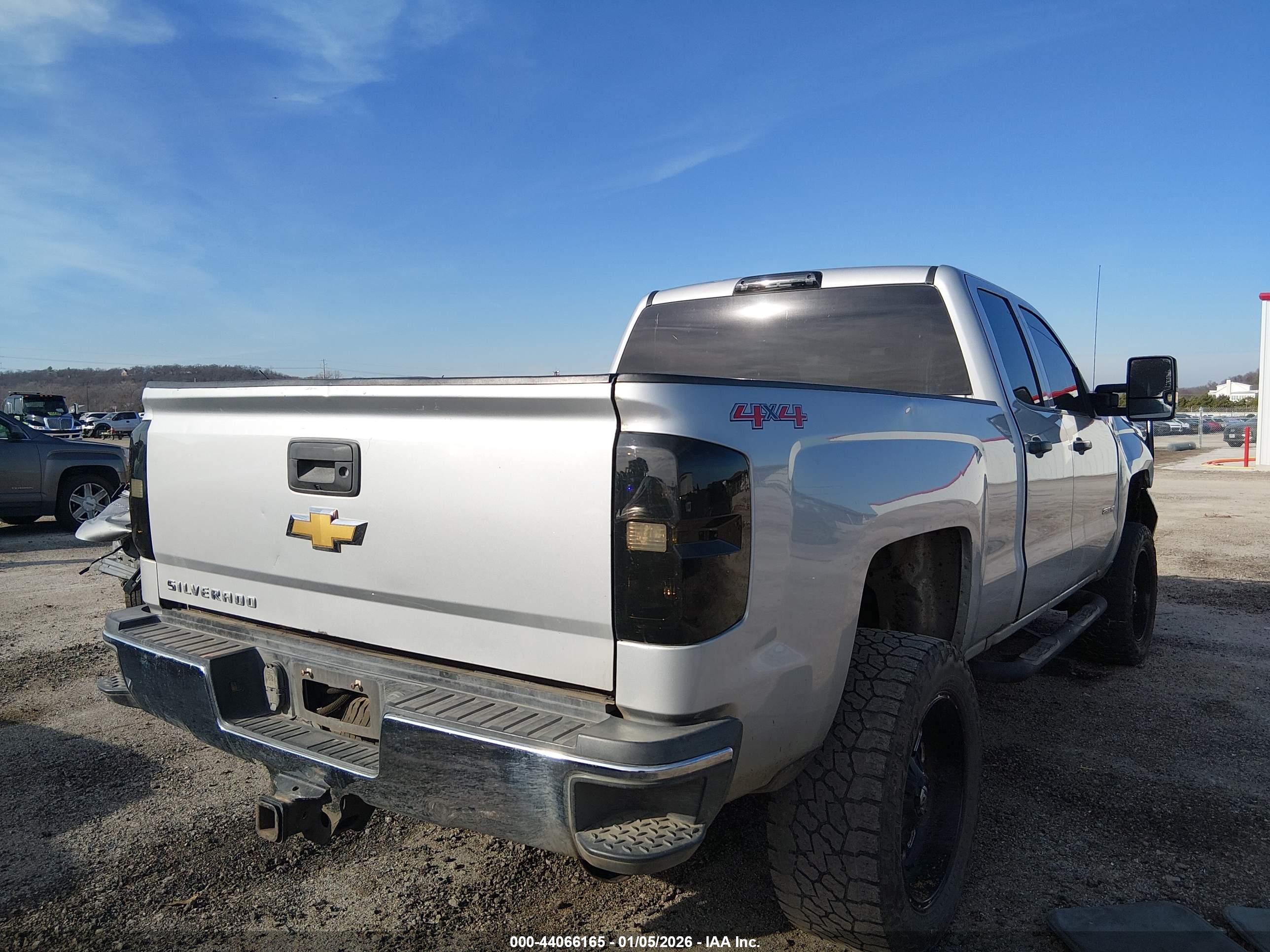 CHEVROLET SILVERADO image 4