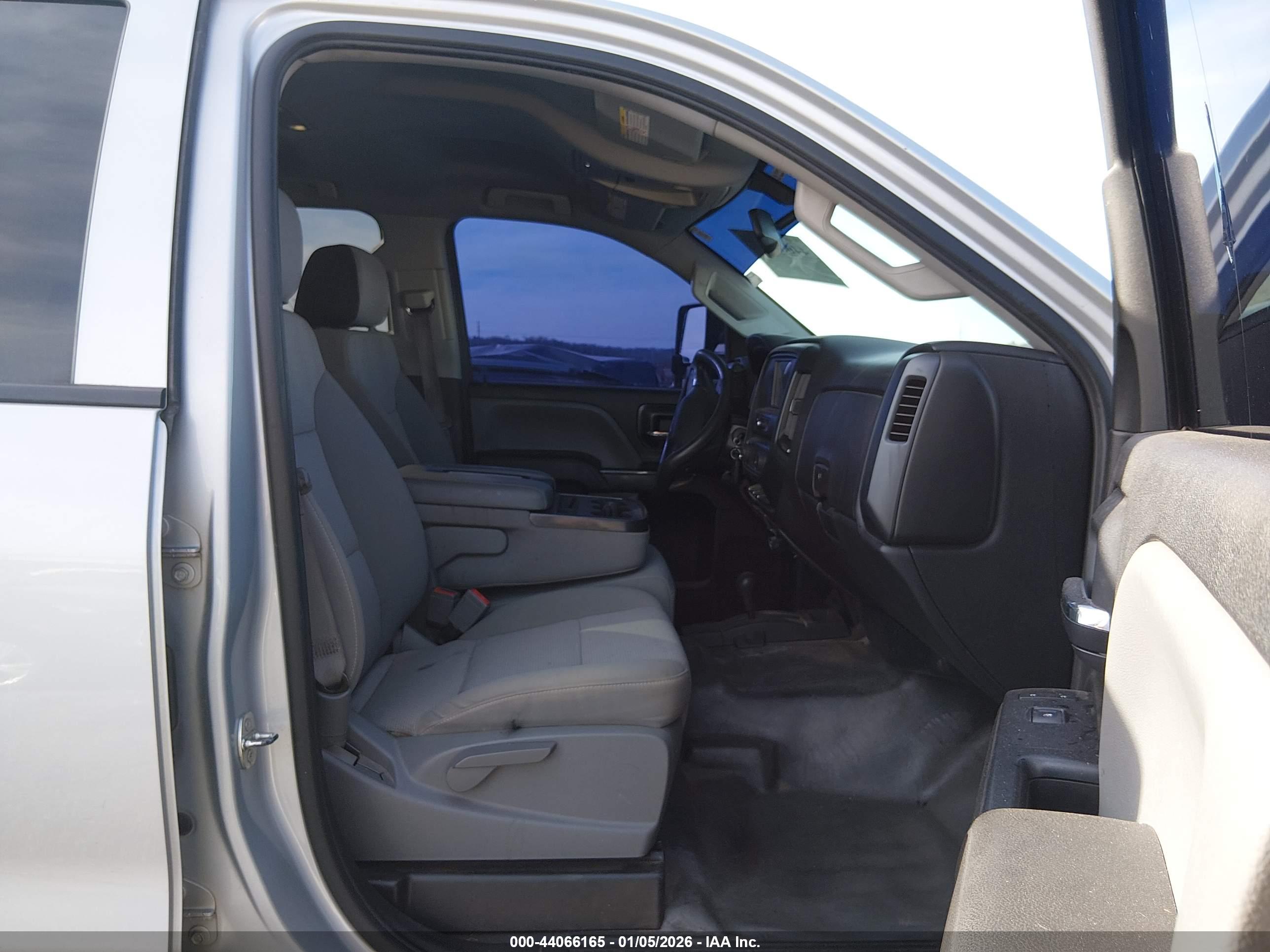 CHEVROLET SILVERADO image 5