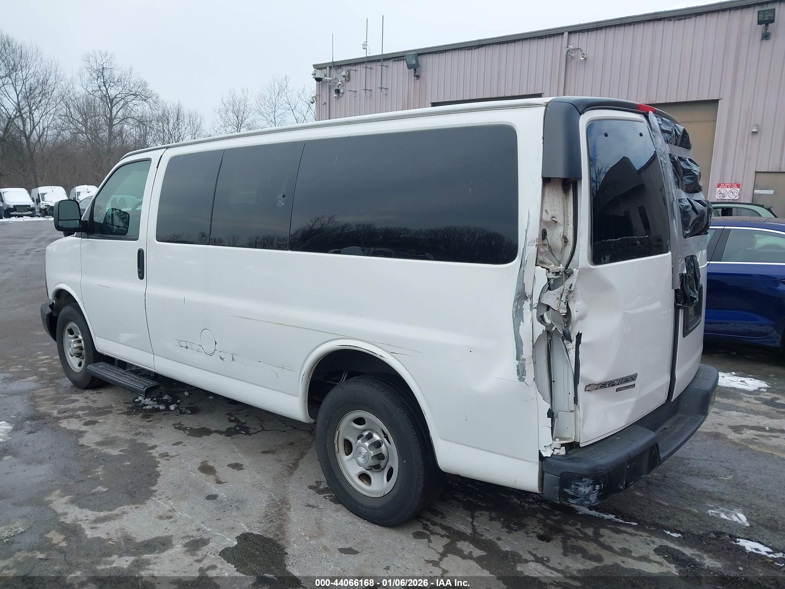 CHEVROLET EXPRESS image 3