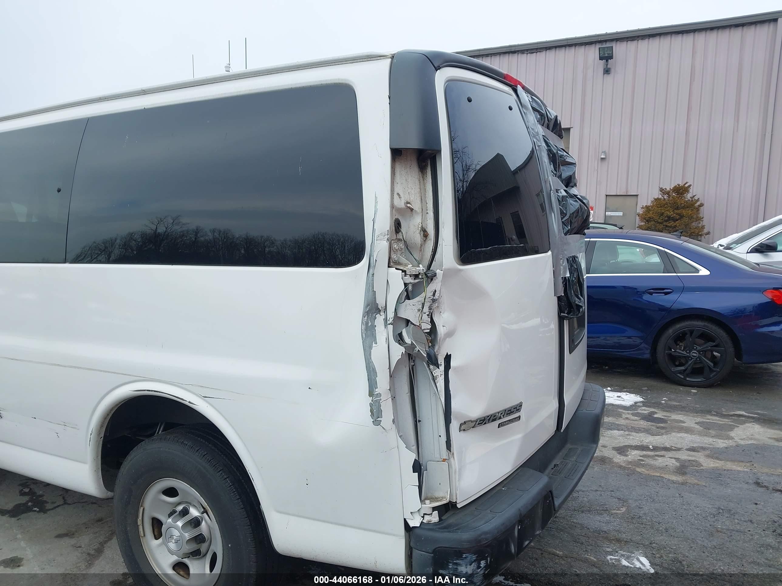 CHEVROLET EXPRESS image 6