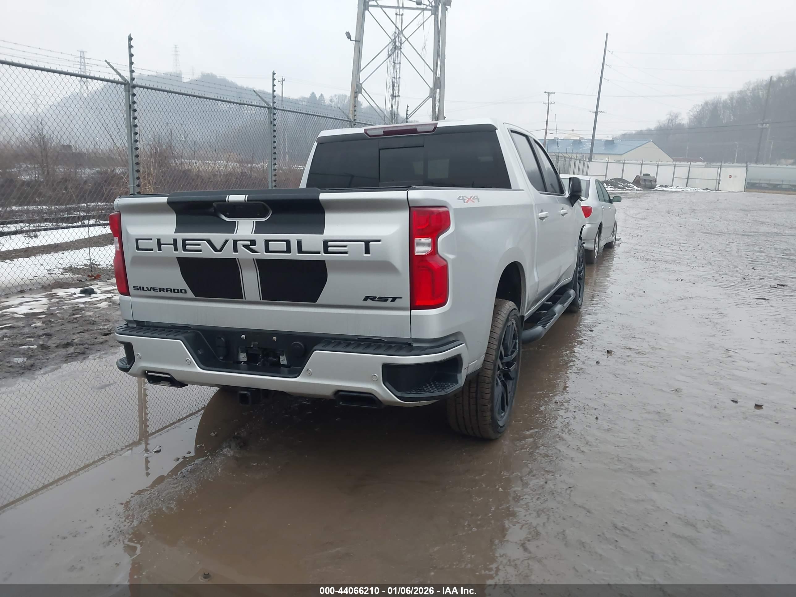 CHEVROLET SILVERADO image 4