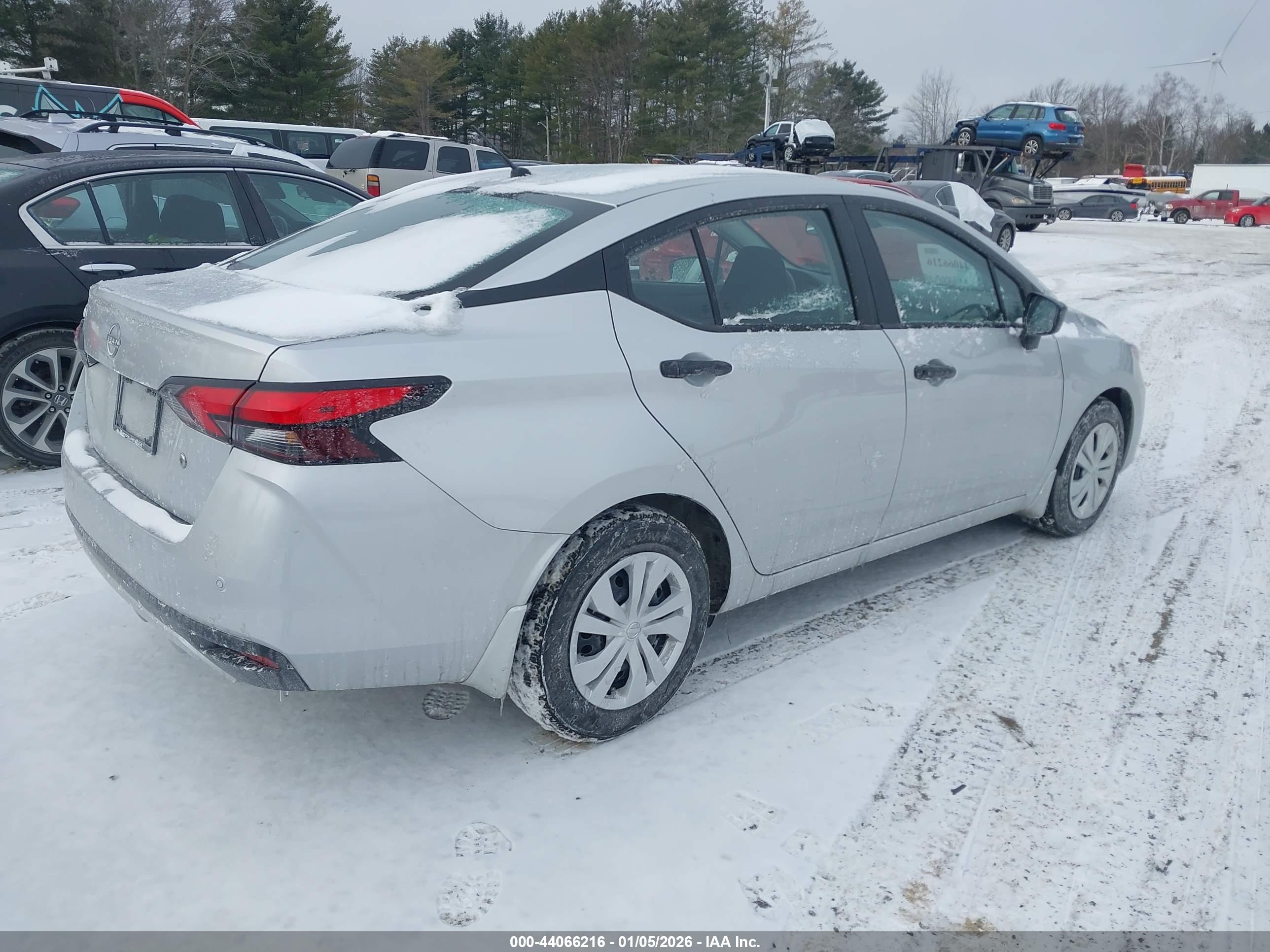 NISSAN VERSA image 4