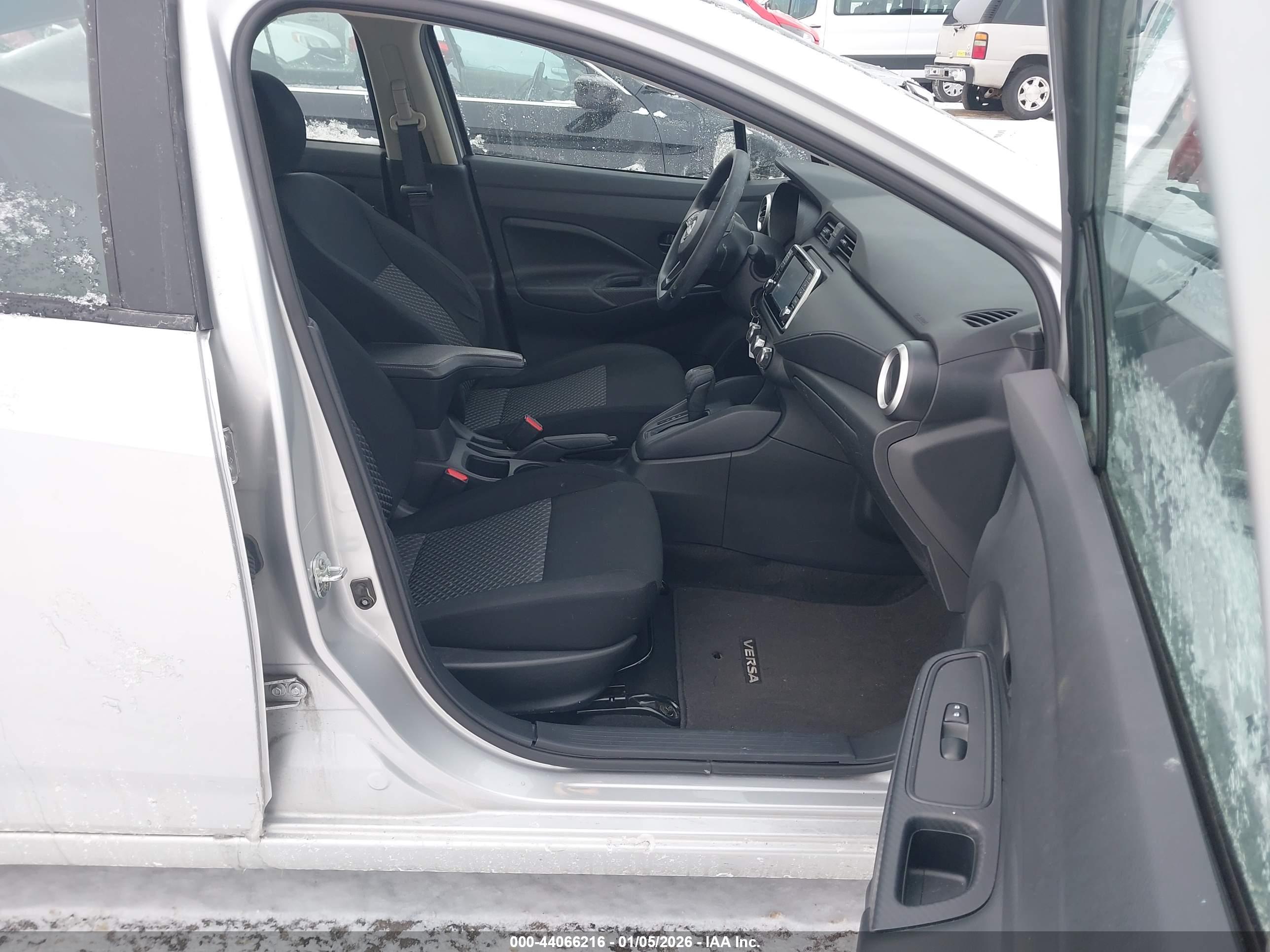 NISSAN VERSA image 5