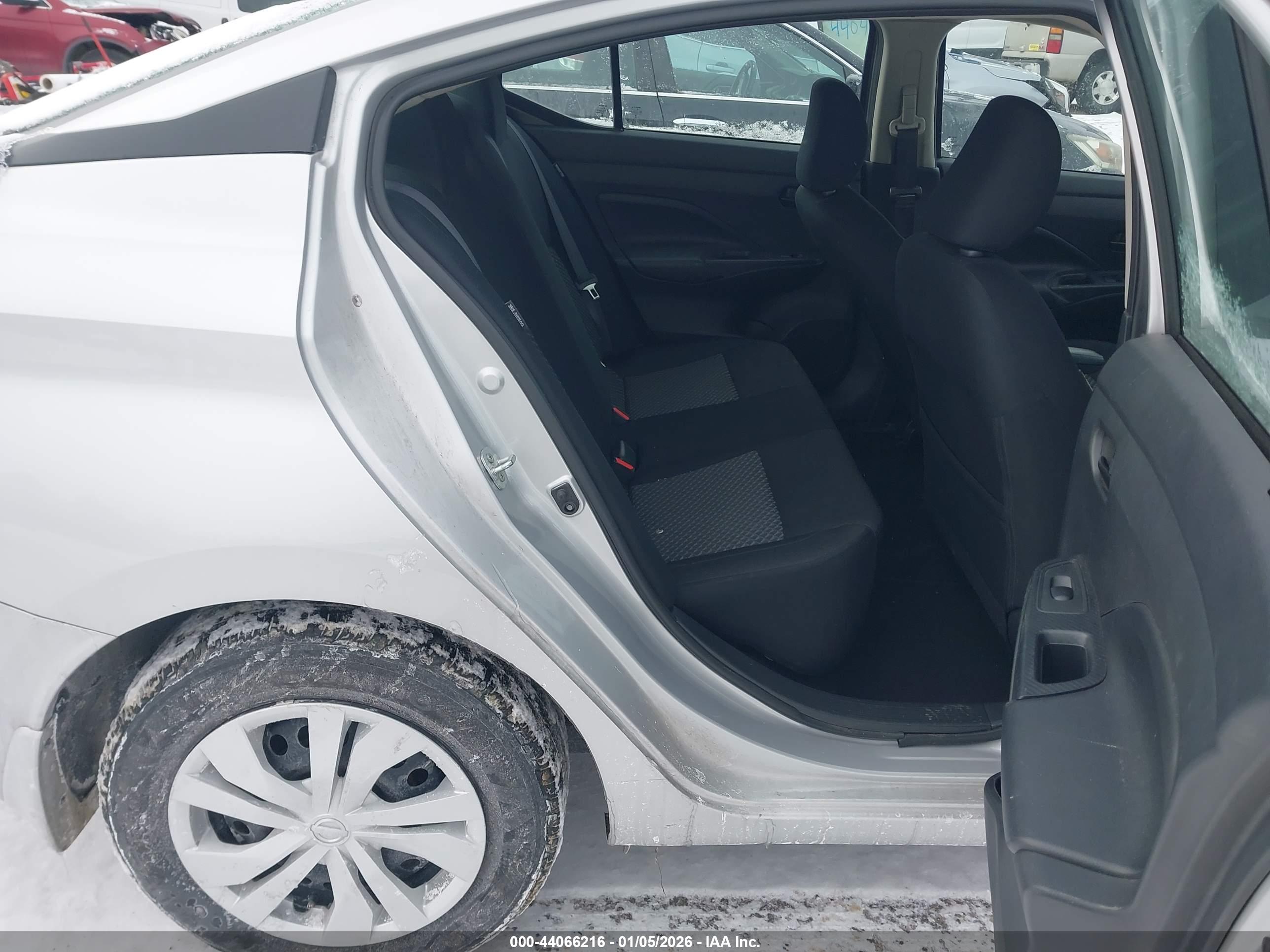 NISSAN VERSA image 8