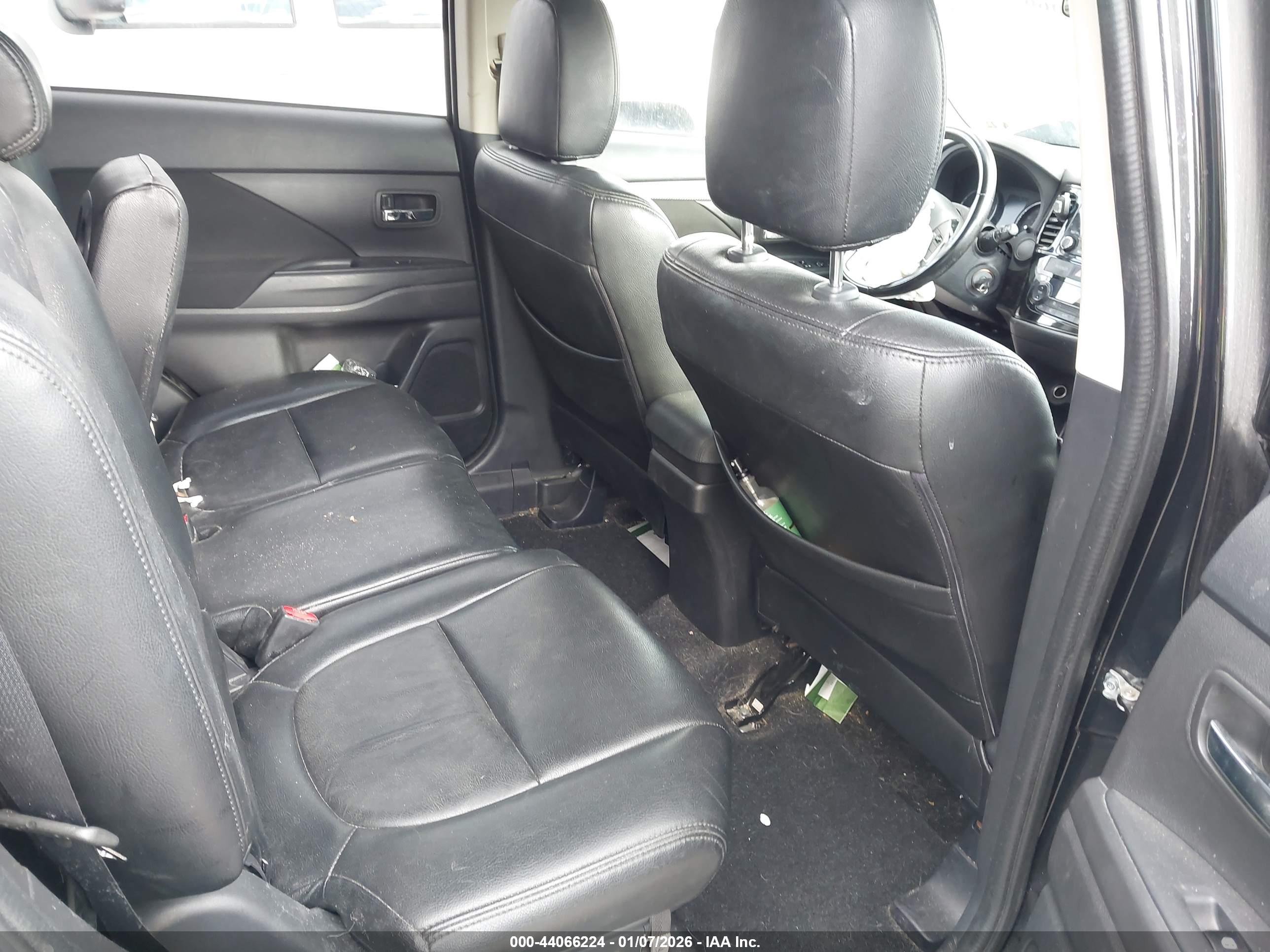MITSUBISHI OUTLANDER image 8