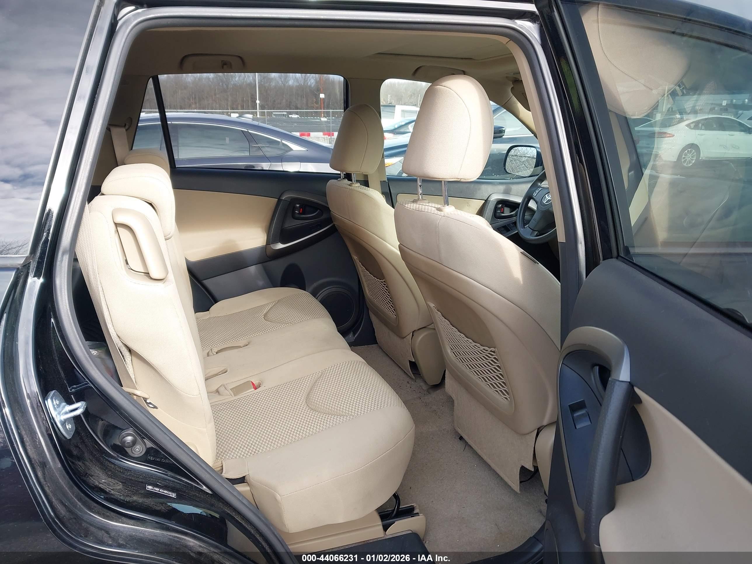 TOYOTA RAV4 image 8