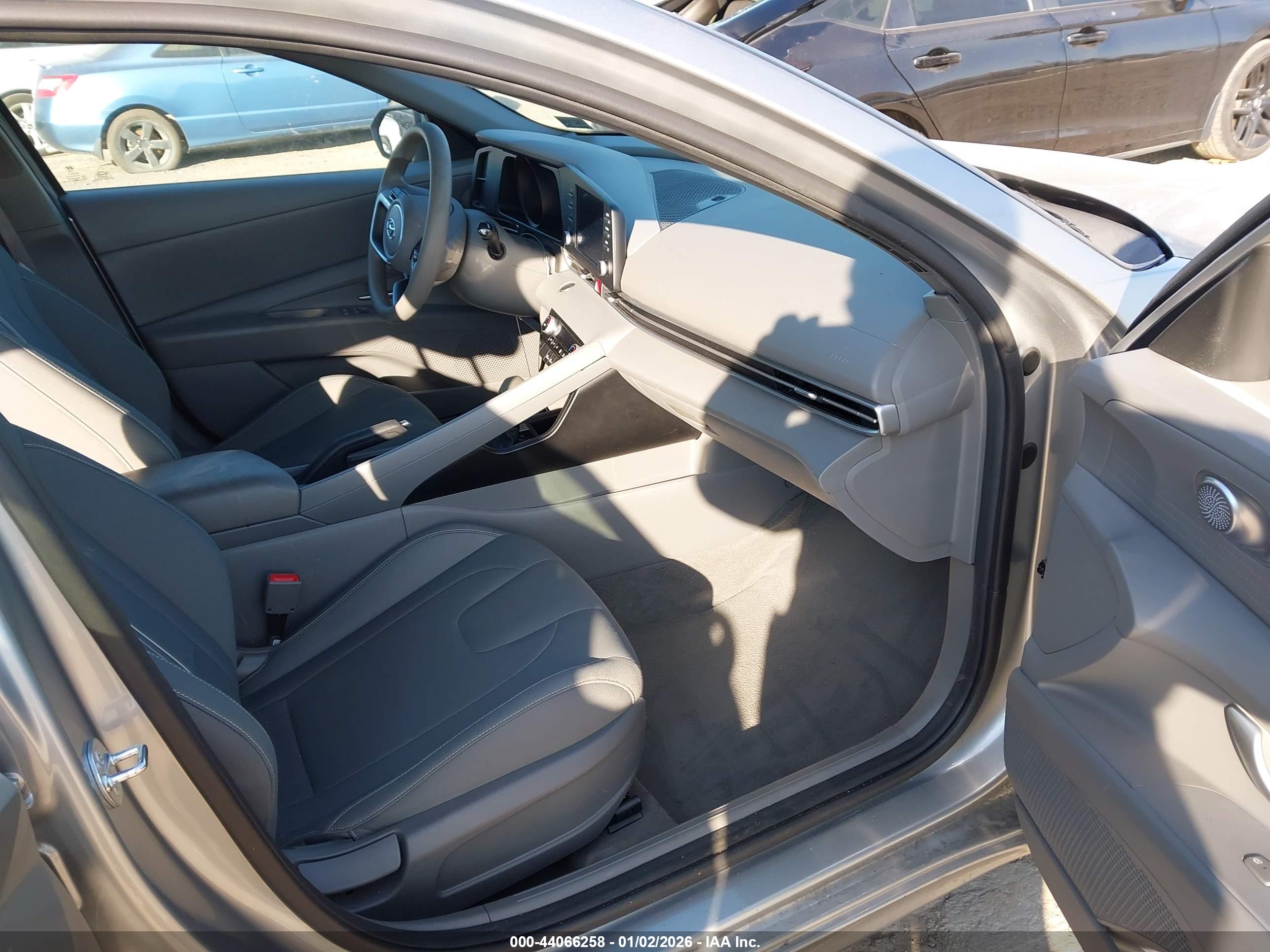 HYUNDAI ELANTRA image 5