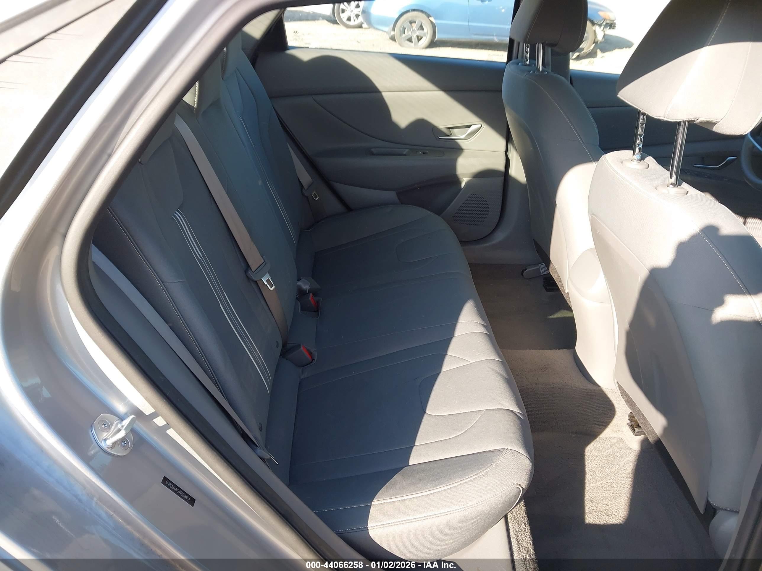 HYUNDAI ELANTRA image 8