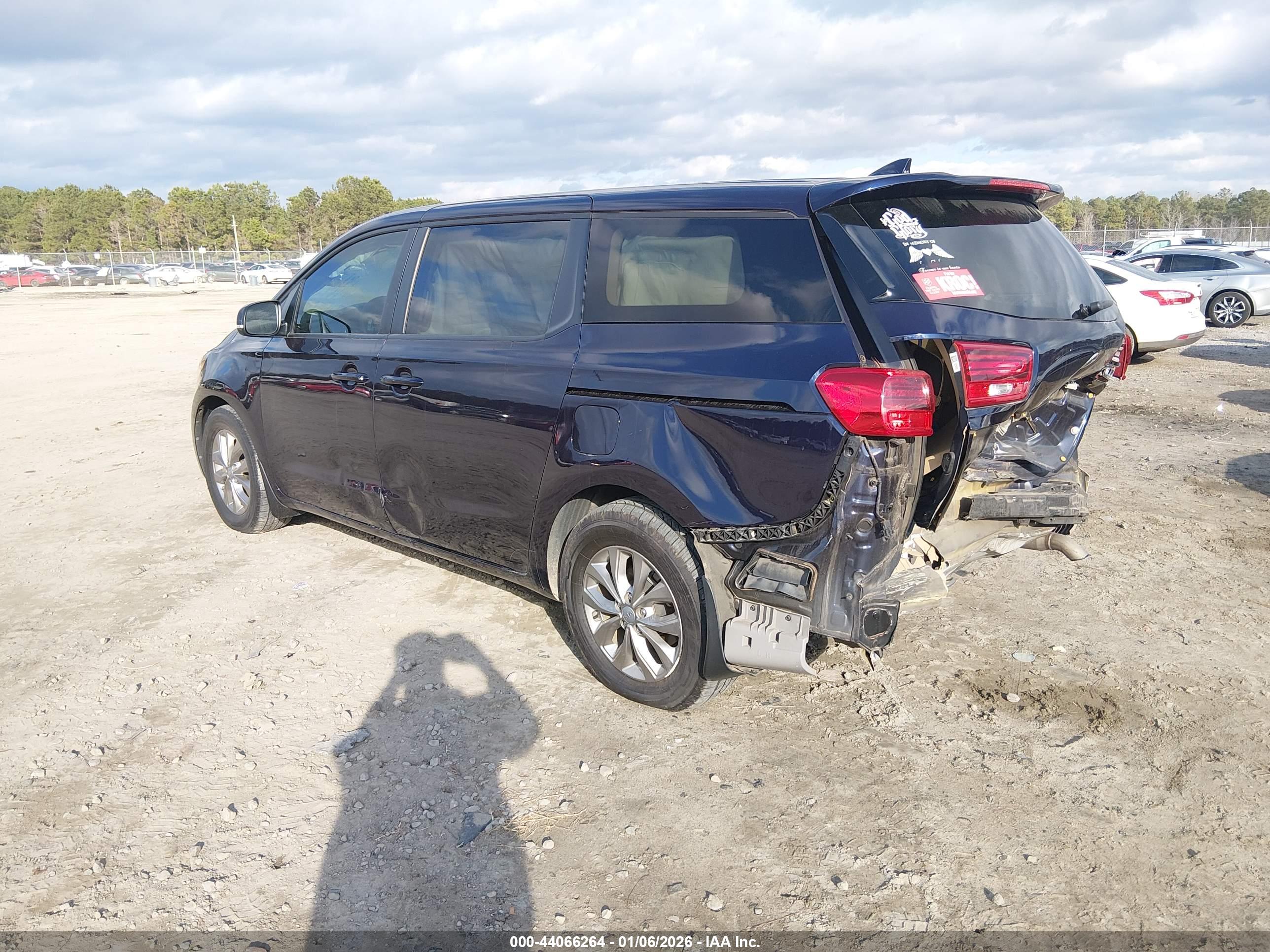 KIA SEDONA image 3