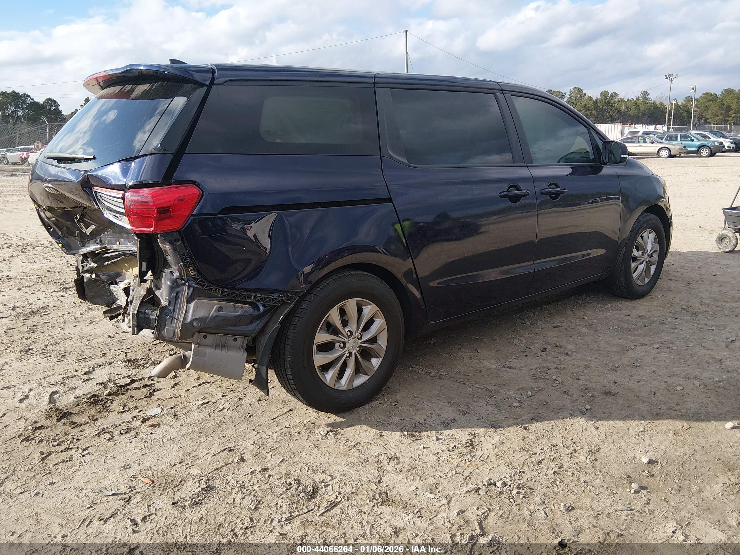 KIA SEDONA image 4