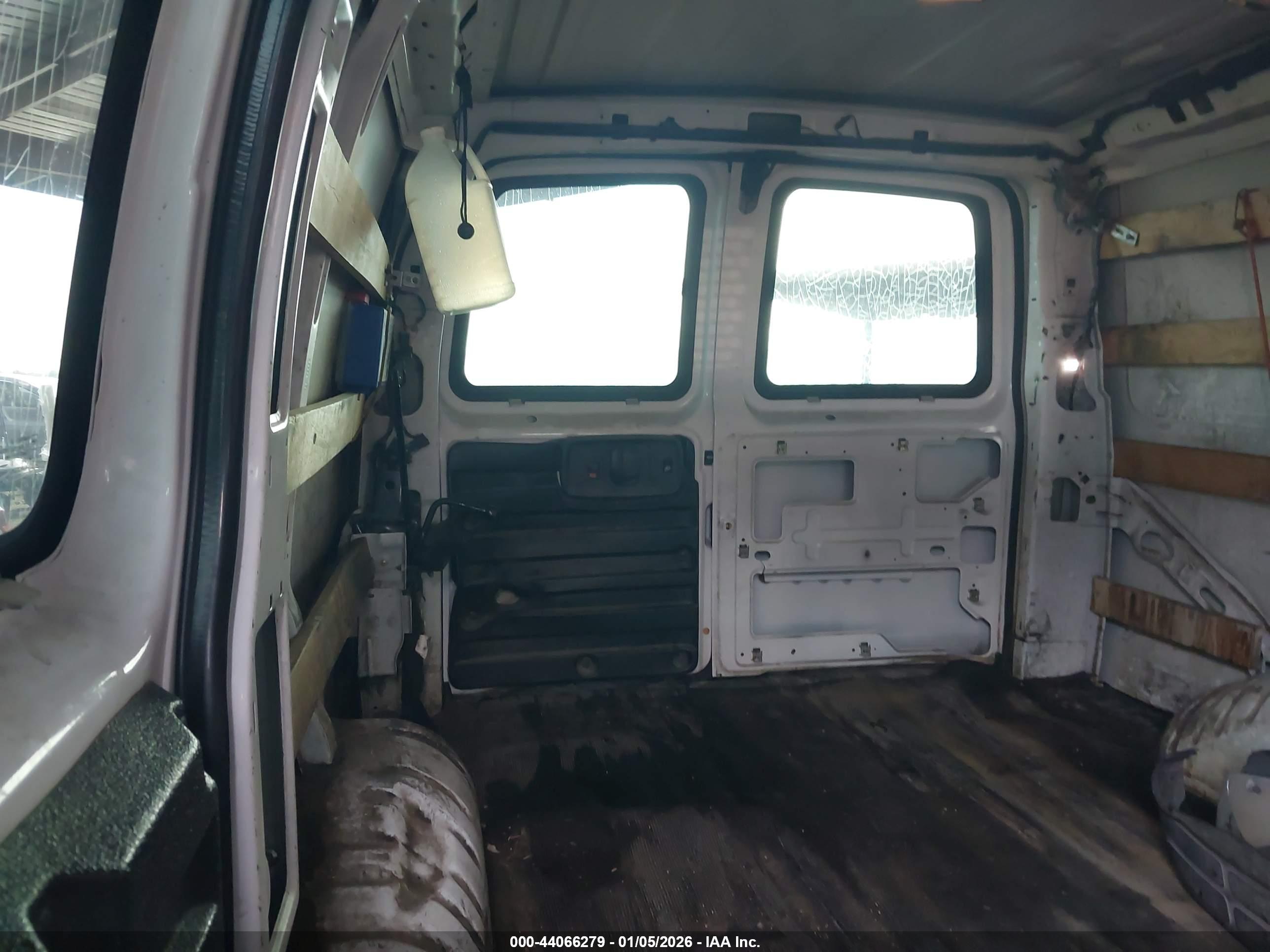 GMC SAVANA image 8