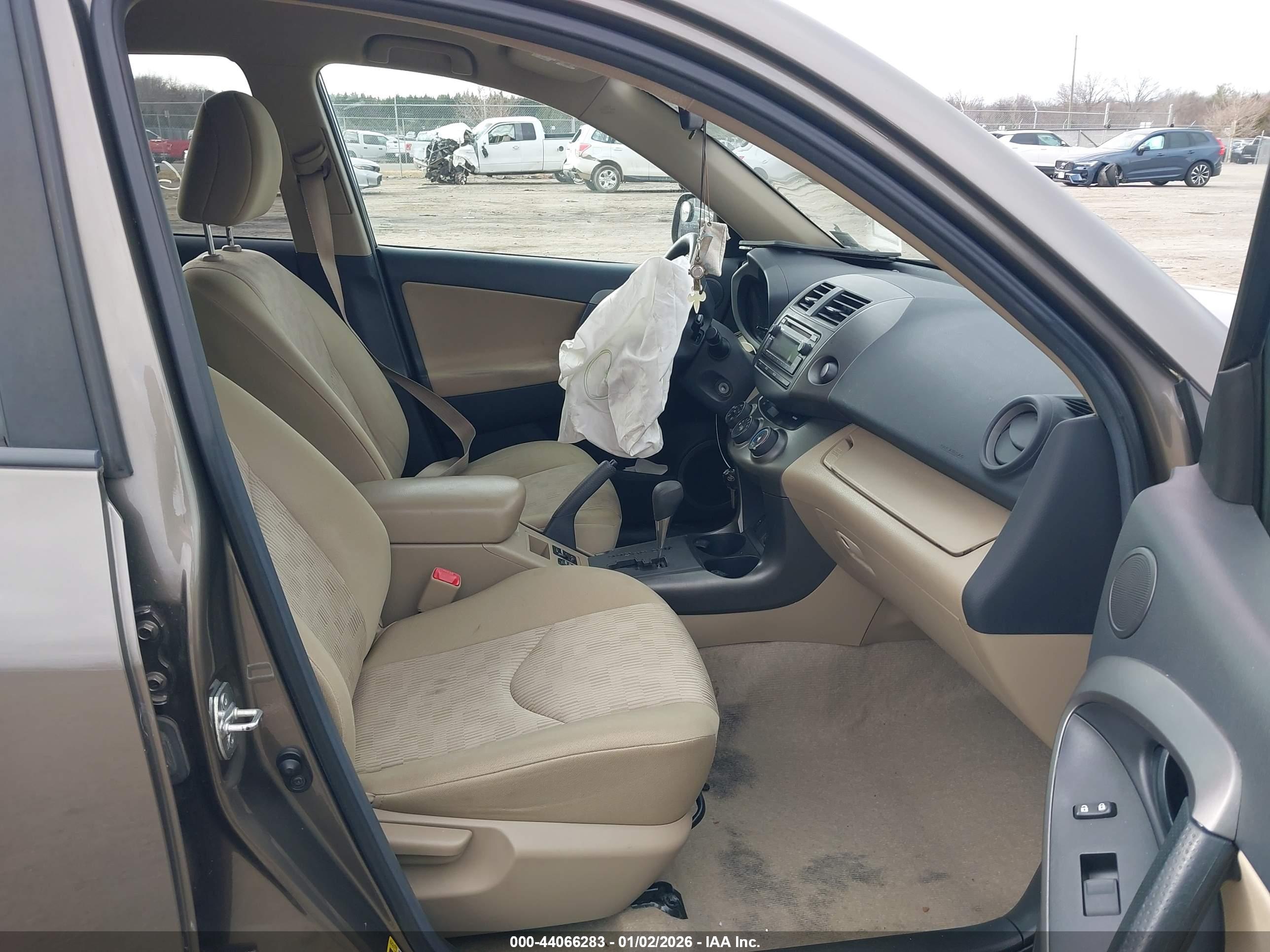TOYOTA RAV4 image 5