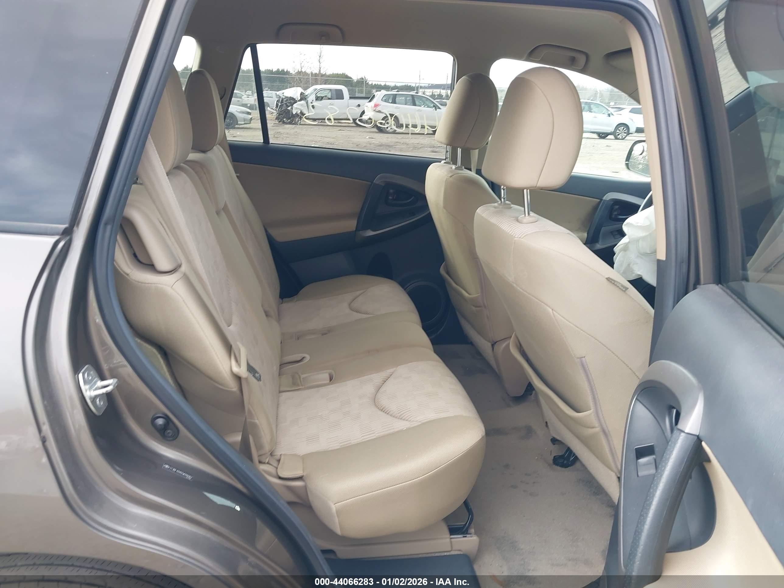 TOYOTA RAV4 image 8