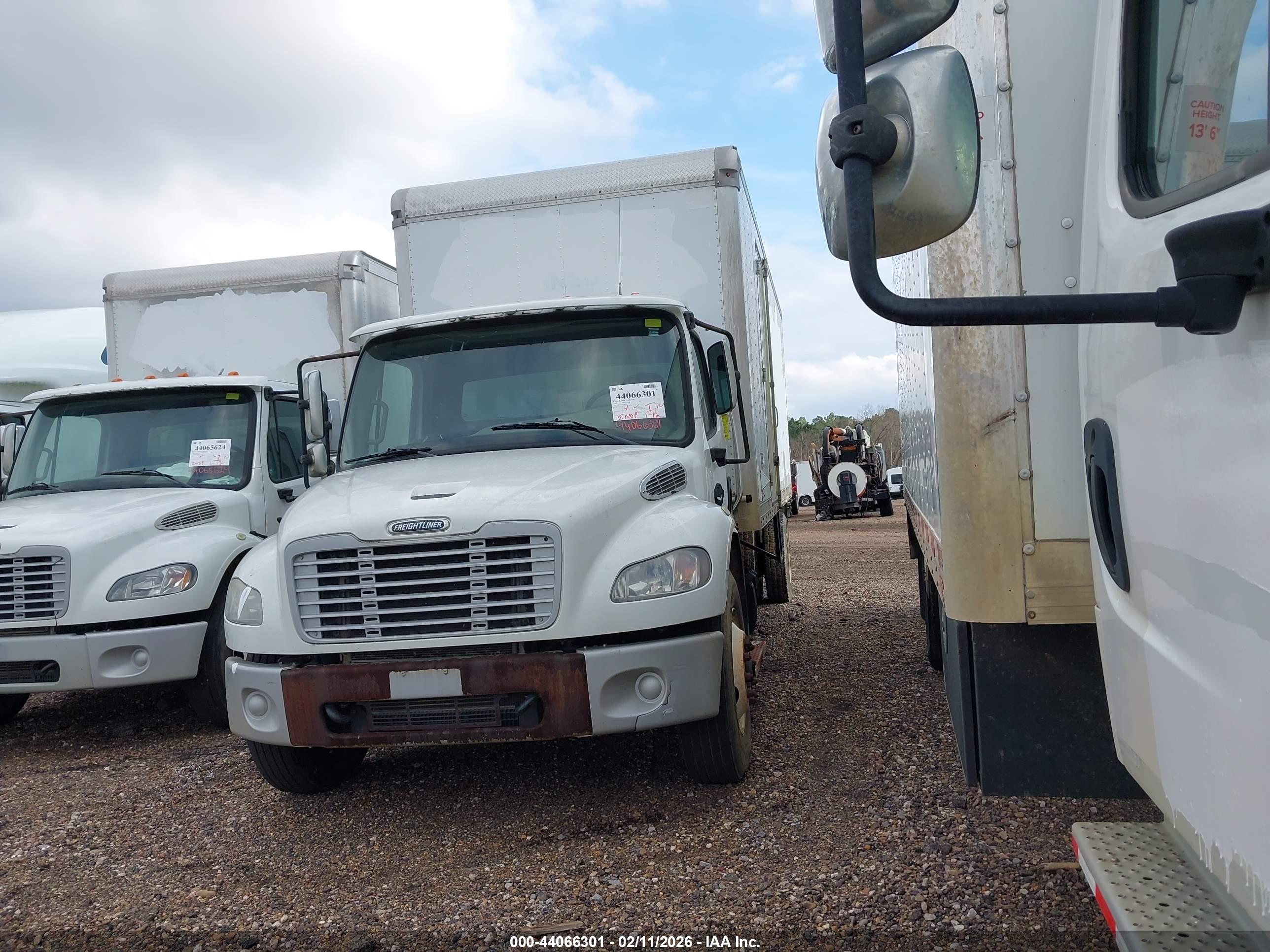FREIGHTLINER M2 image 2