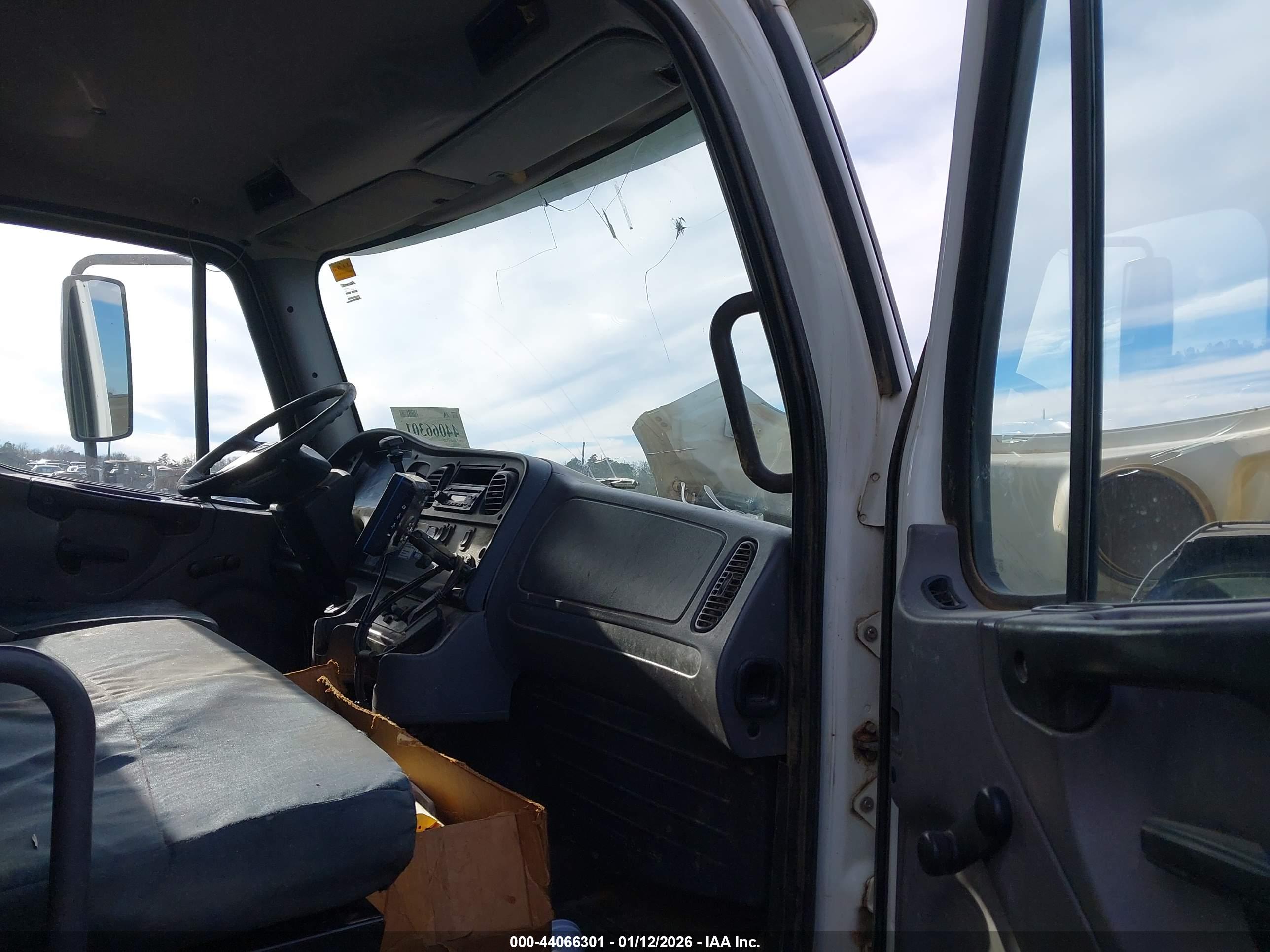 FREIGHTLINER M2 image 7