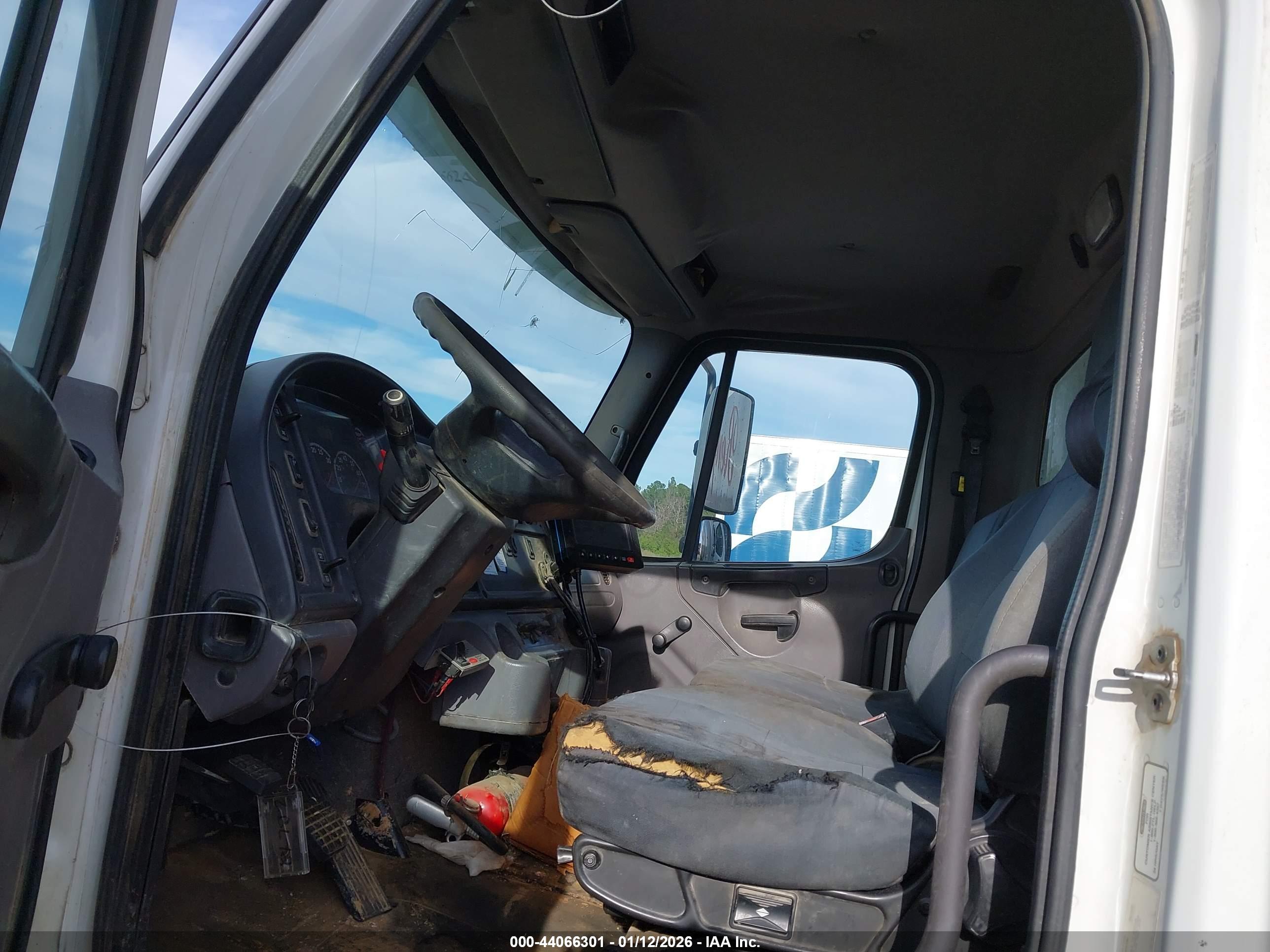 FREIGHTLINER M2 image 8