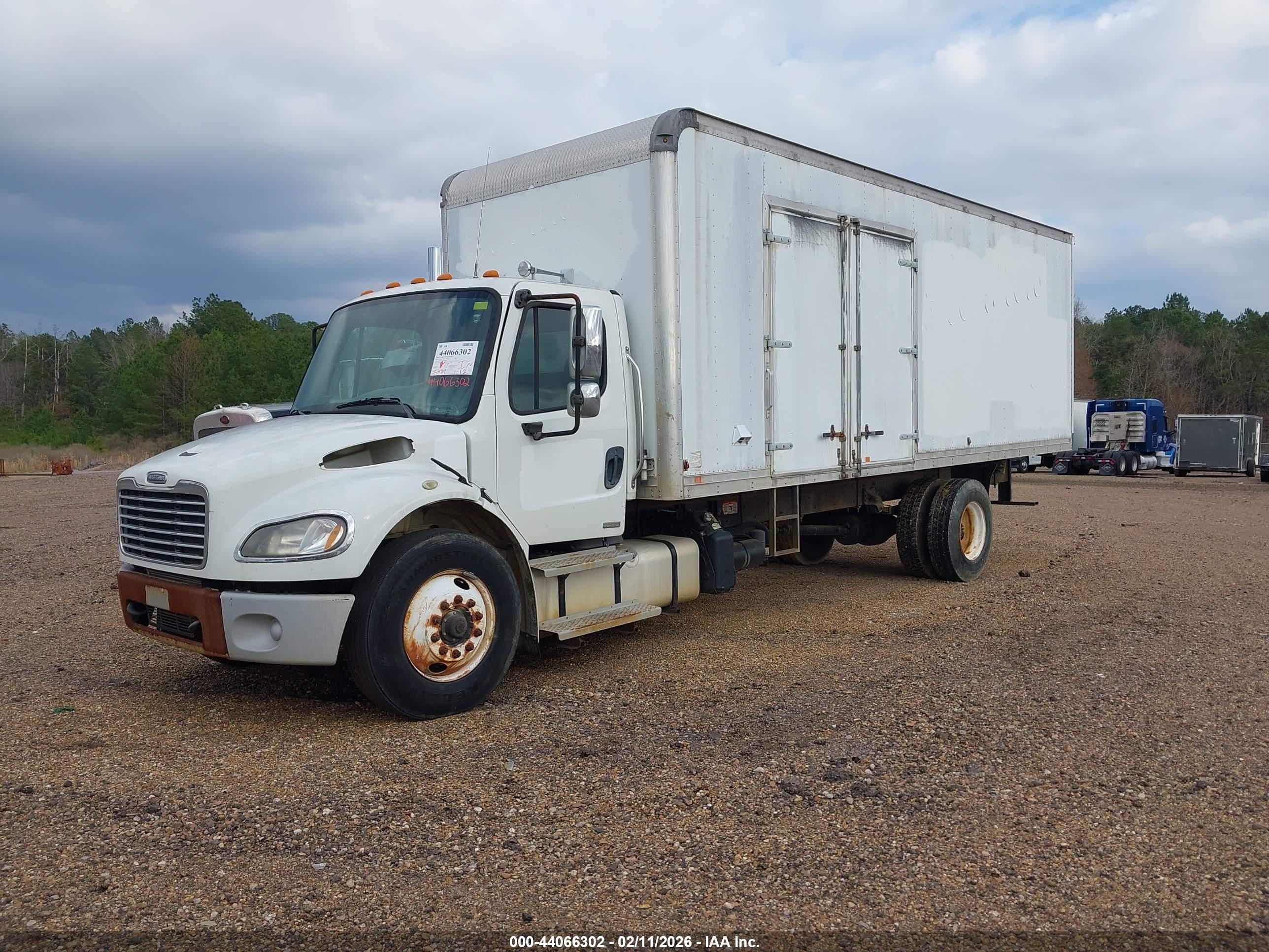 FREIGHTLINER M2 image 2