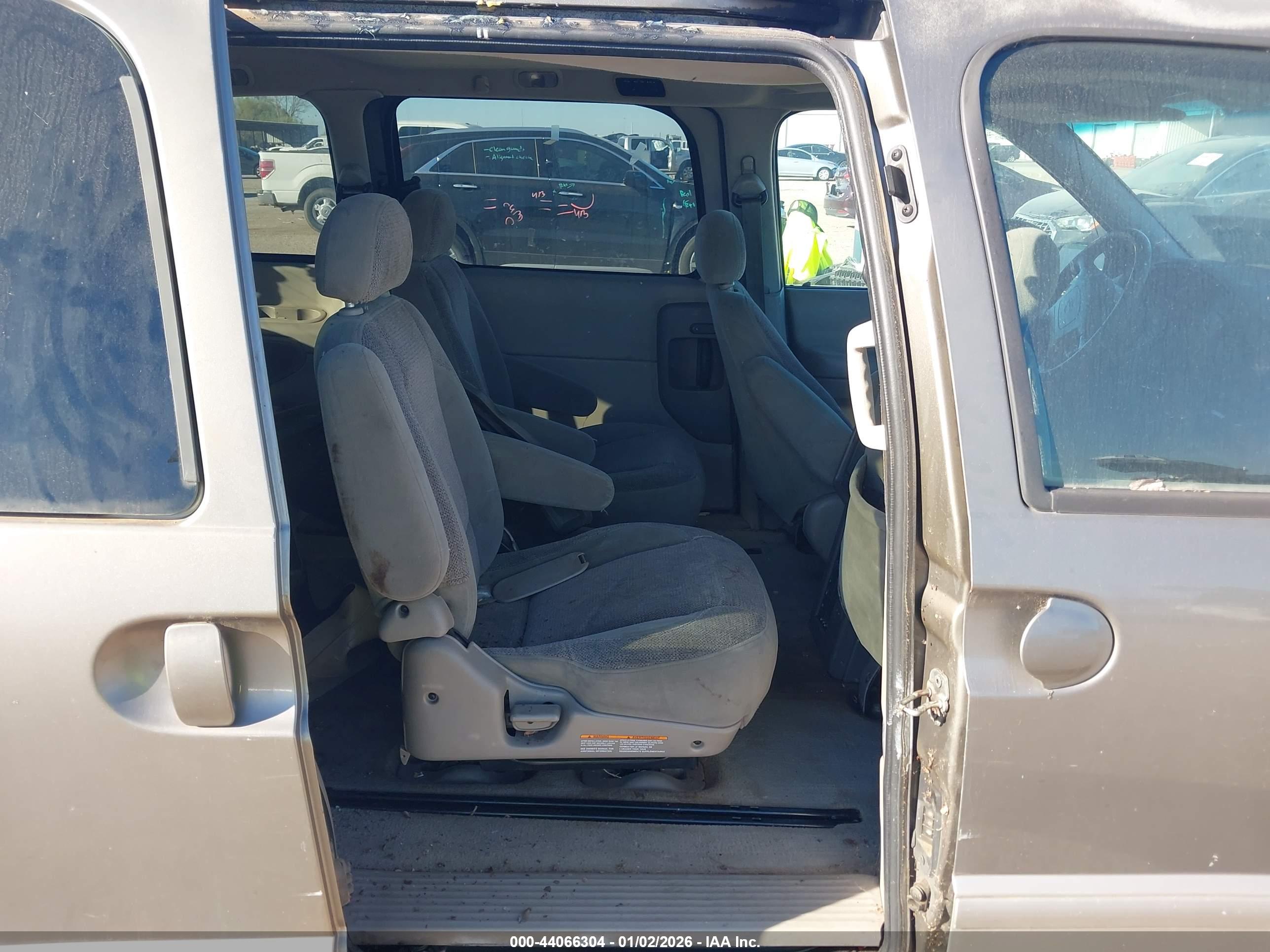 NISSAN QUEST image 8