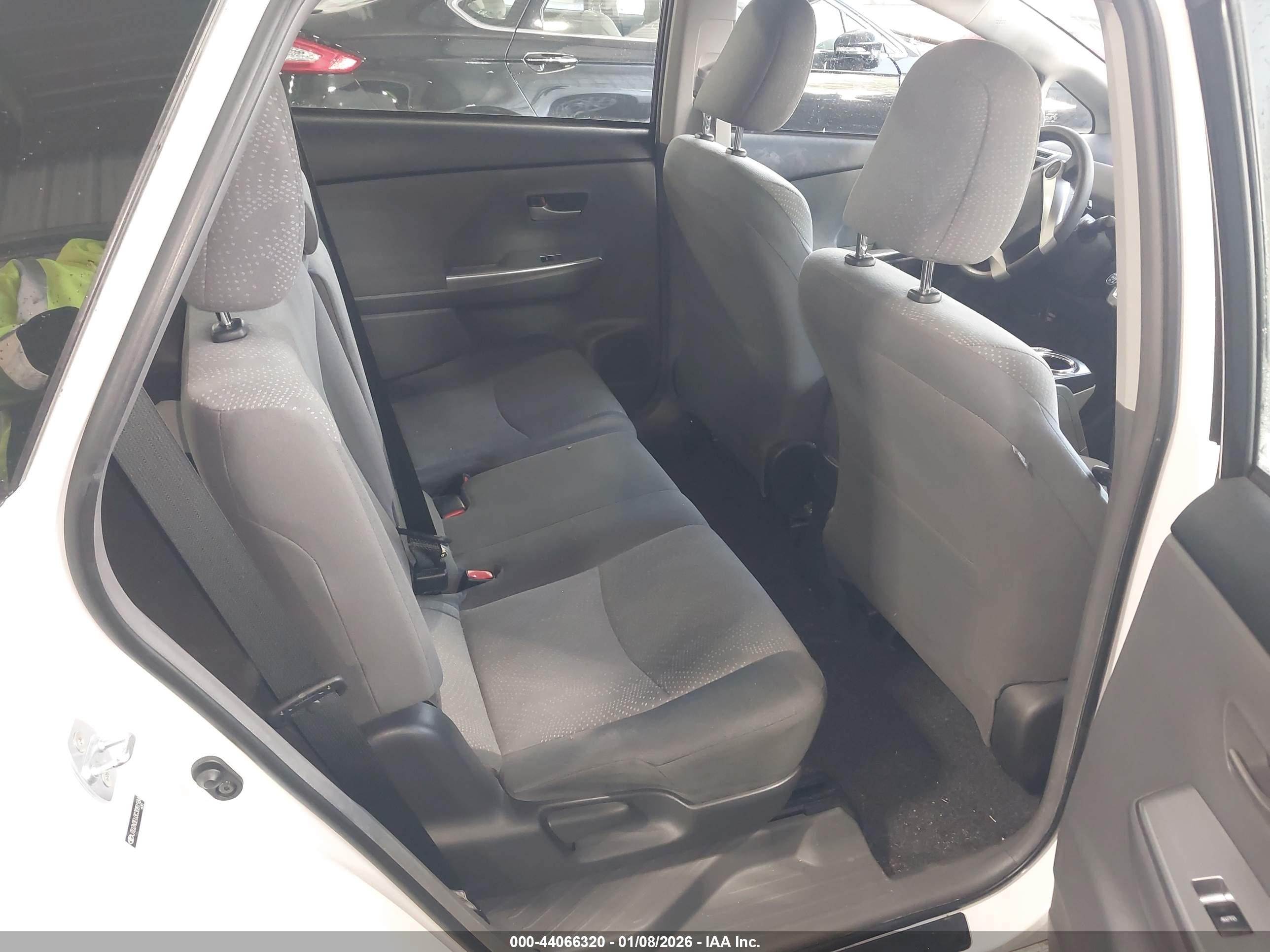 TOYOTA PRIUS image 8
