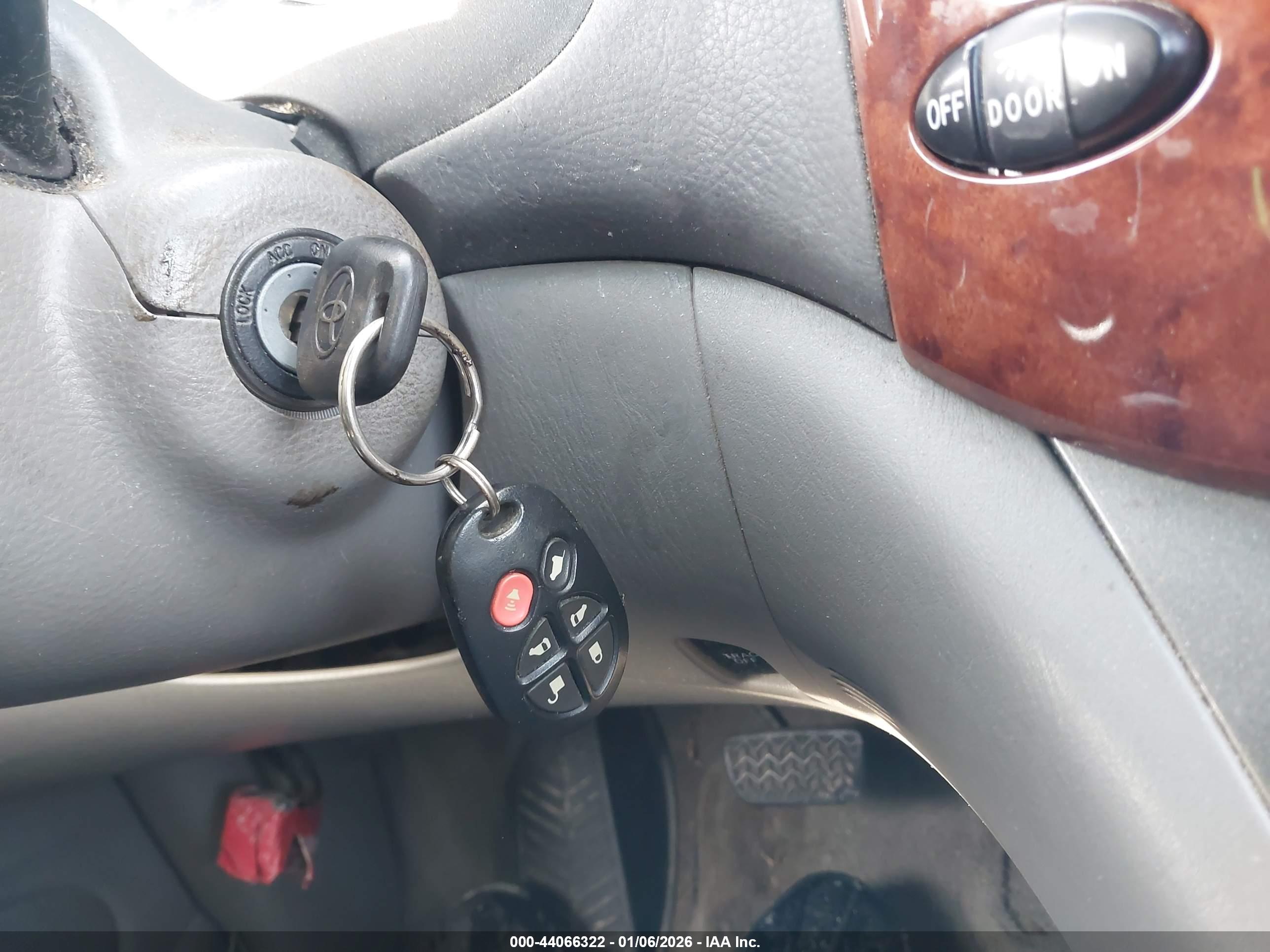 TOYOTA SIENNA image 11