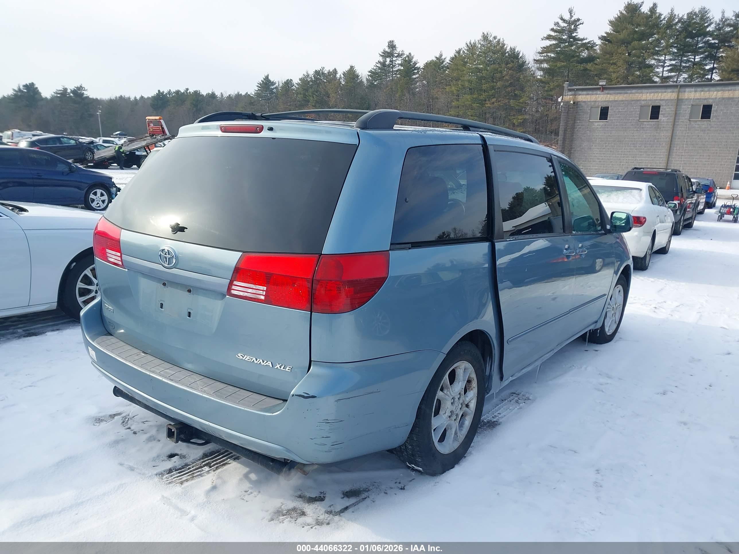 TOYOTA SIENNA image 4