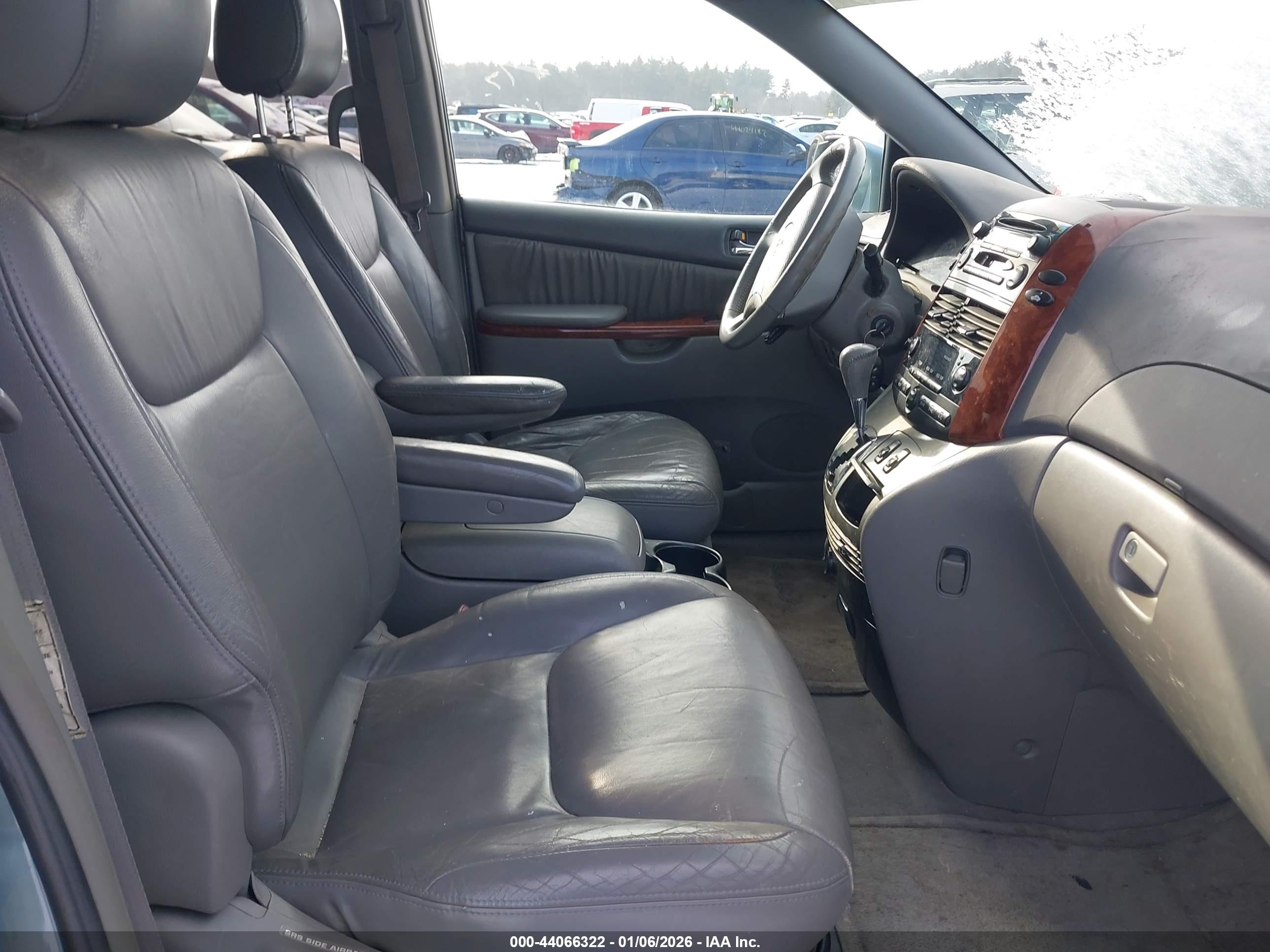 TOYOTA SIENNA image 5