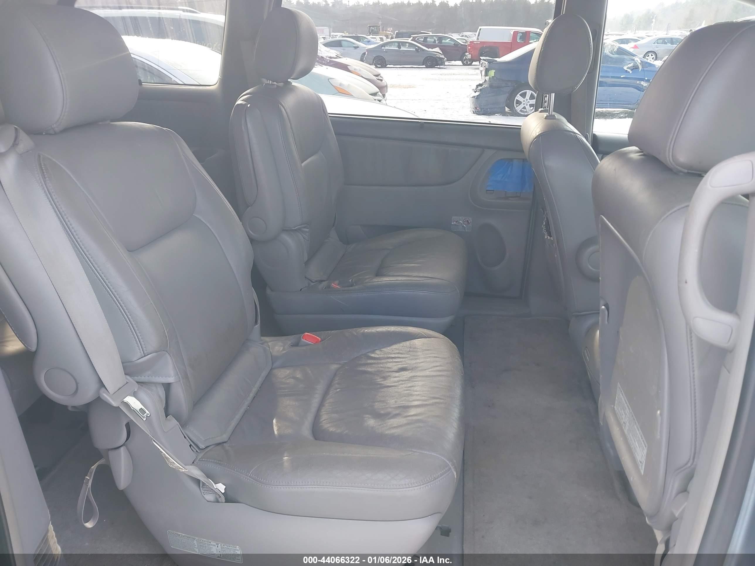 TOYOTA SIENNA image 8