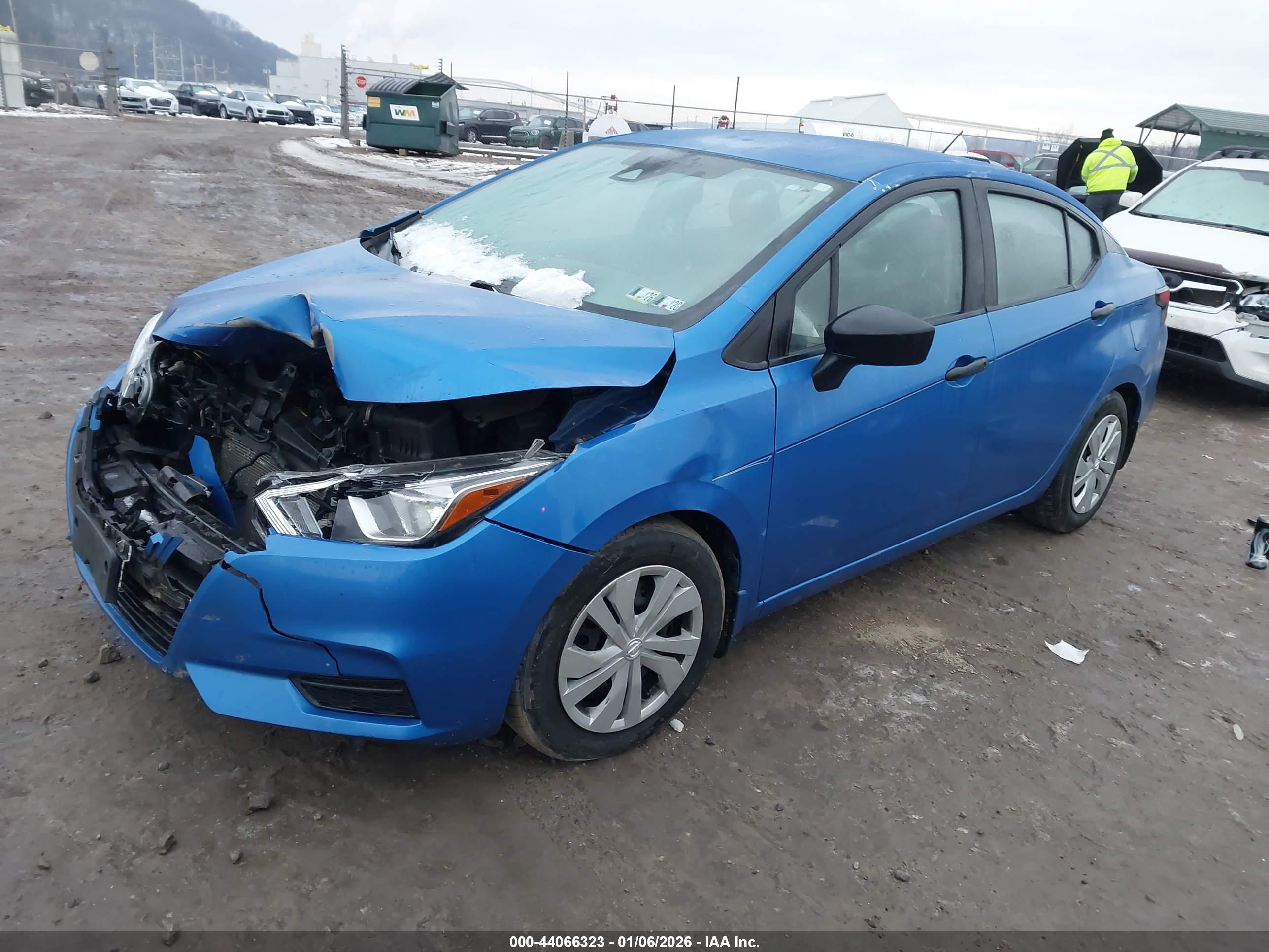 NISSAN VERSA image 2
