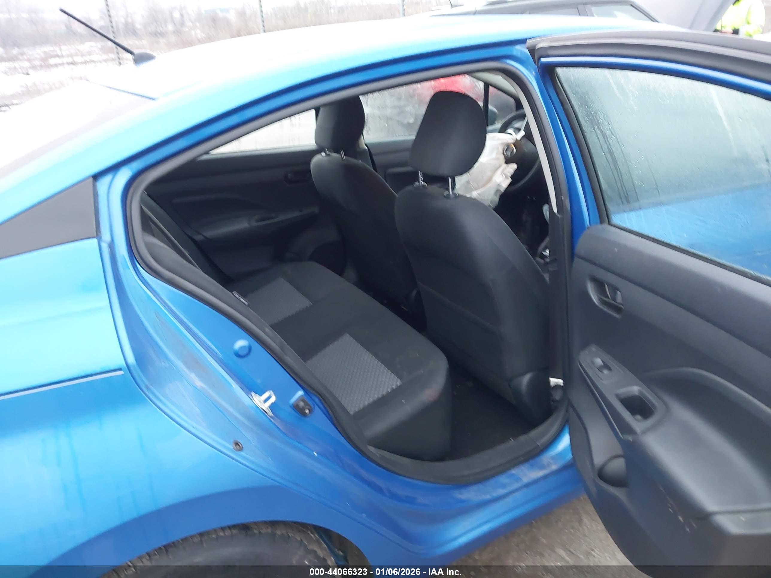 NISSAN VERSA image 8