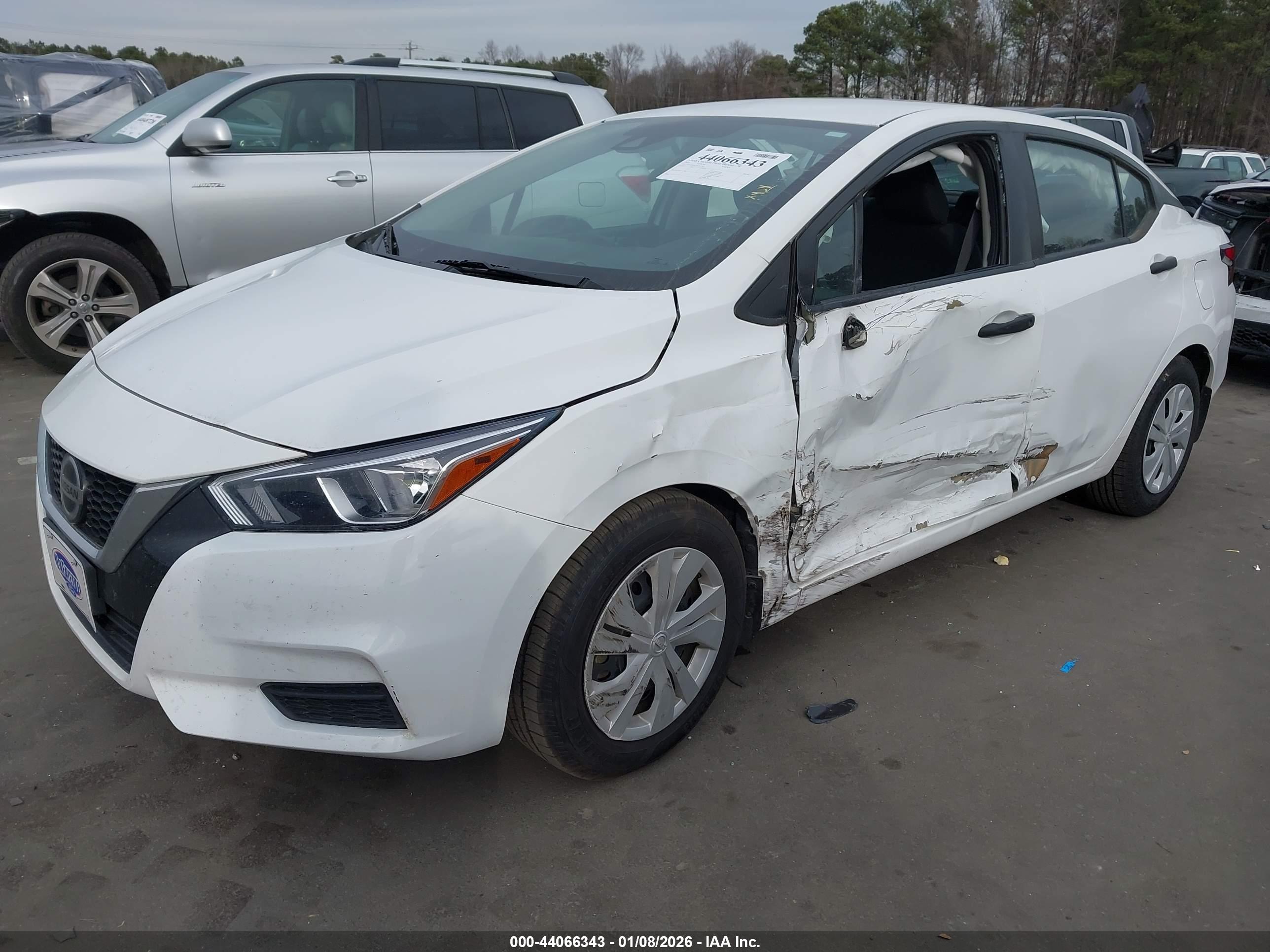 NISSAN VERSA image 2