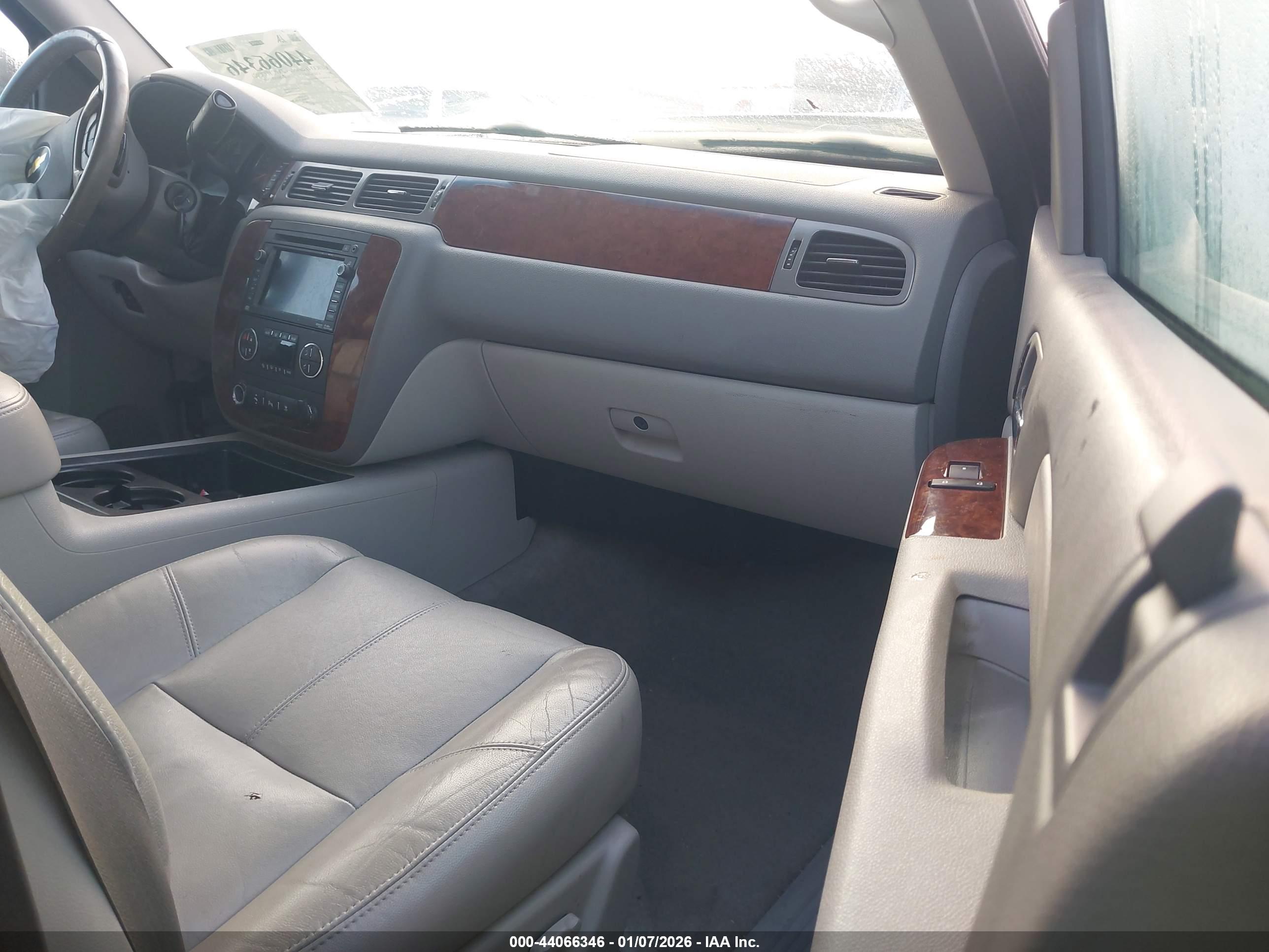 CHEVROLET SUBURBAN image 5