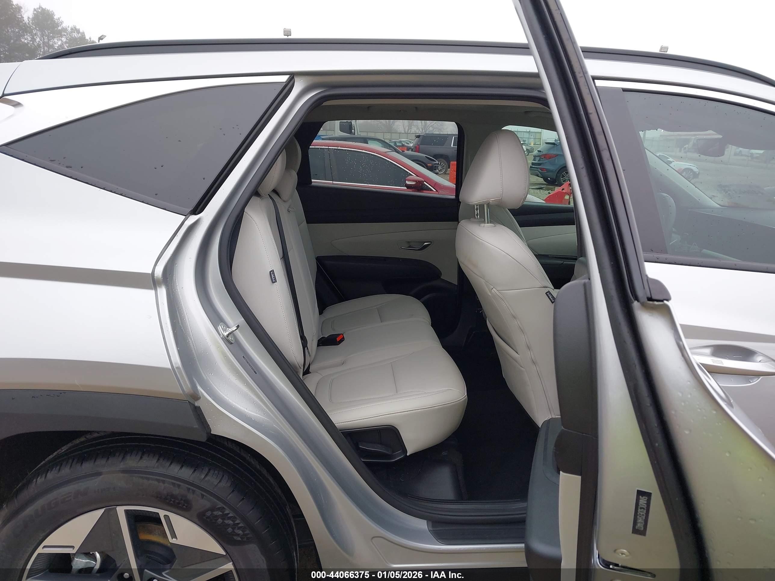 HYUNDAI TUCSON image 8