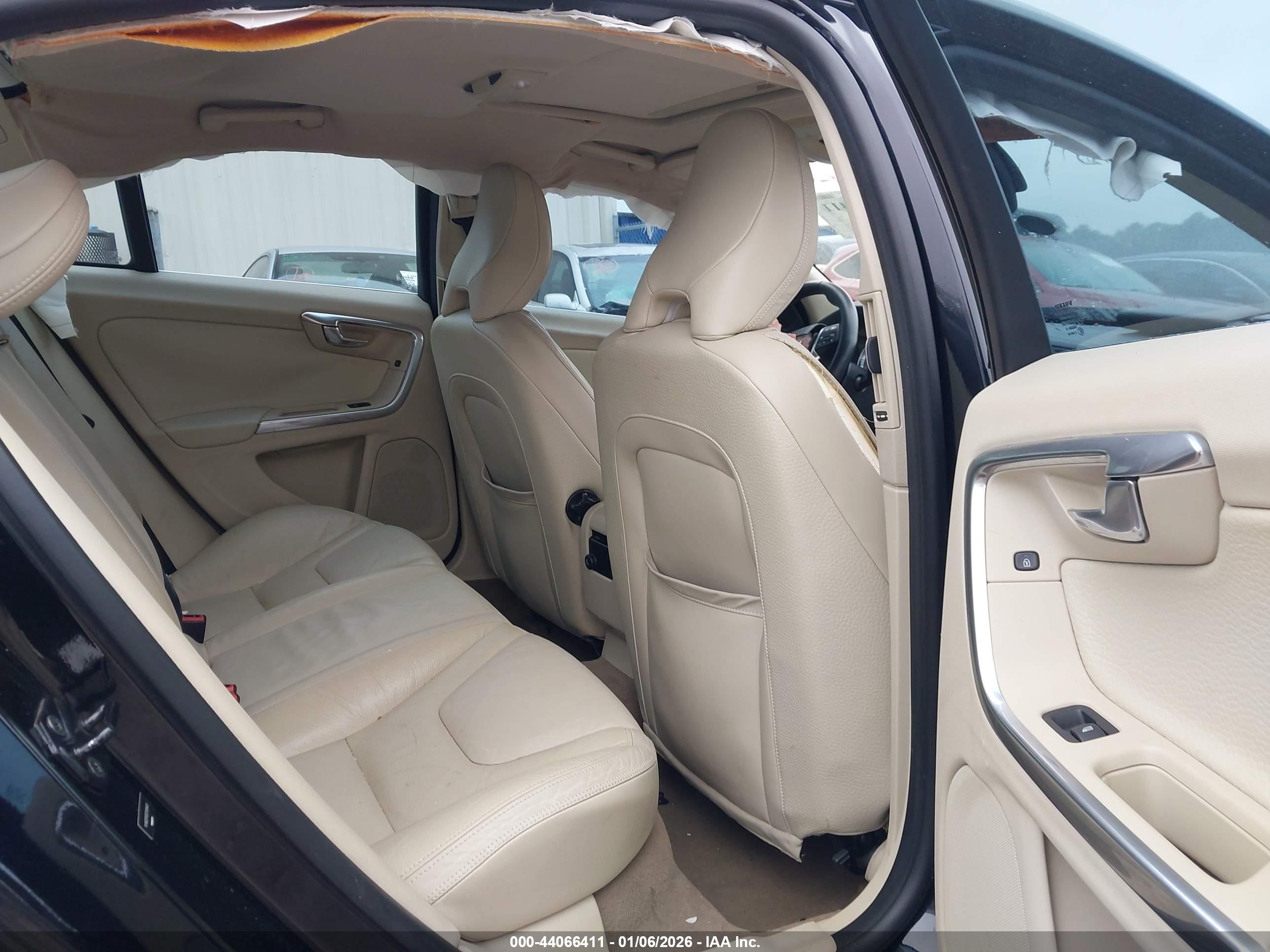 VOLVO S60 image 8