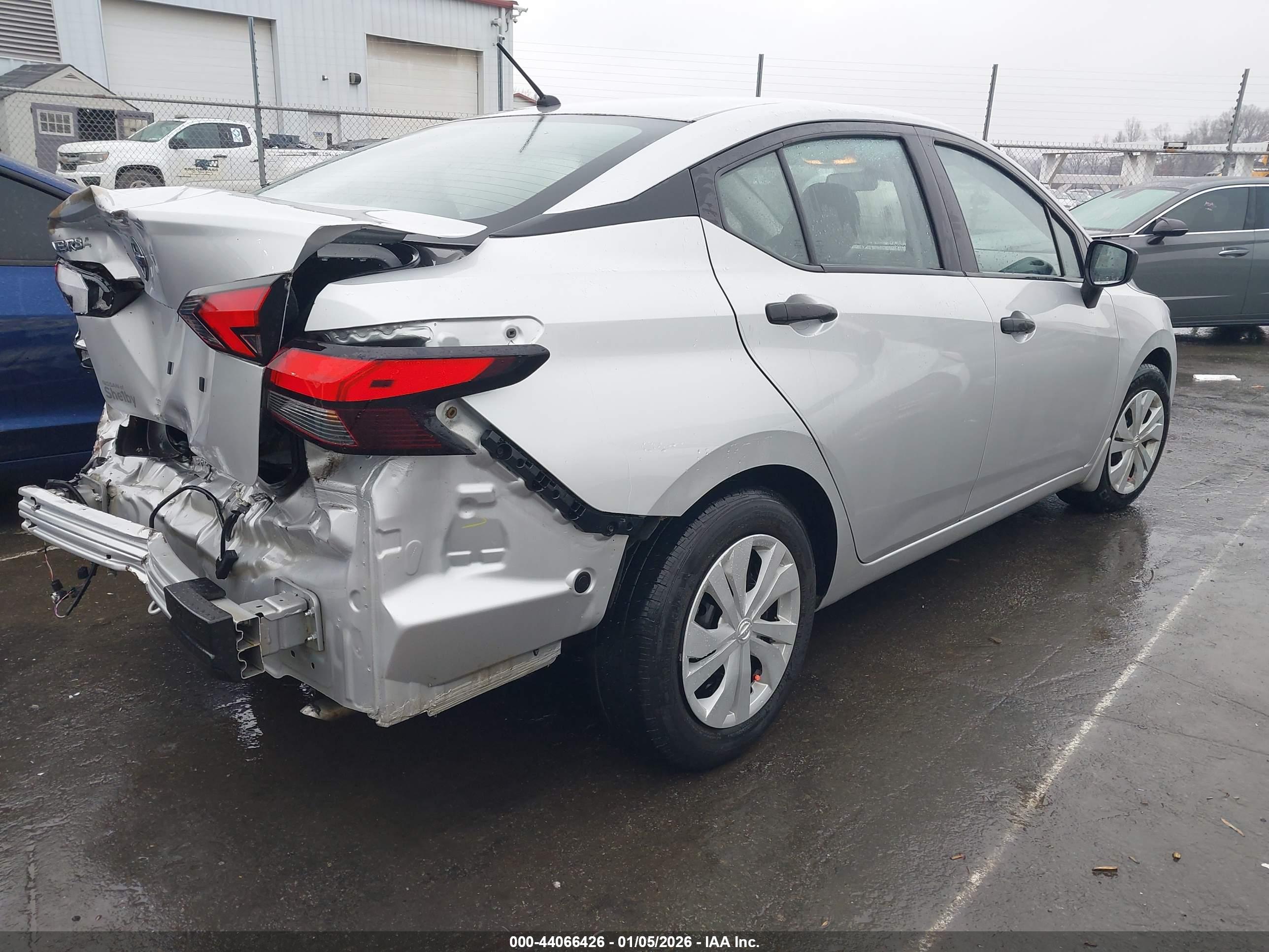 NISSAN VERSA image 4