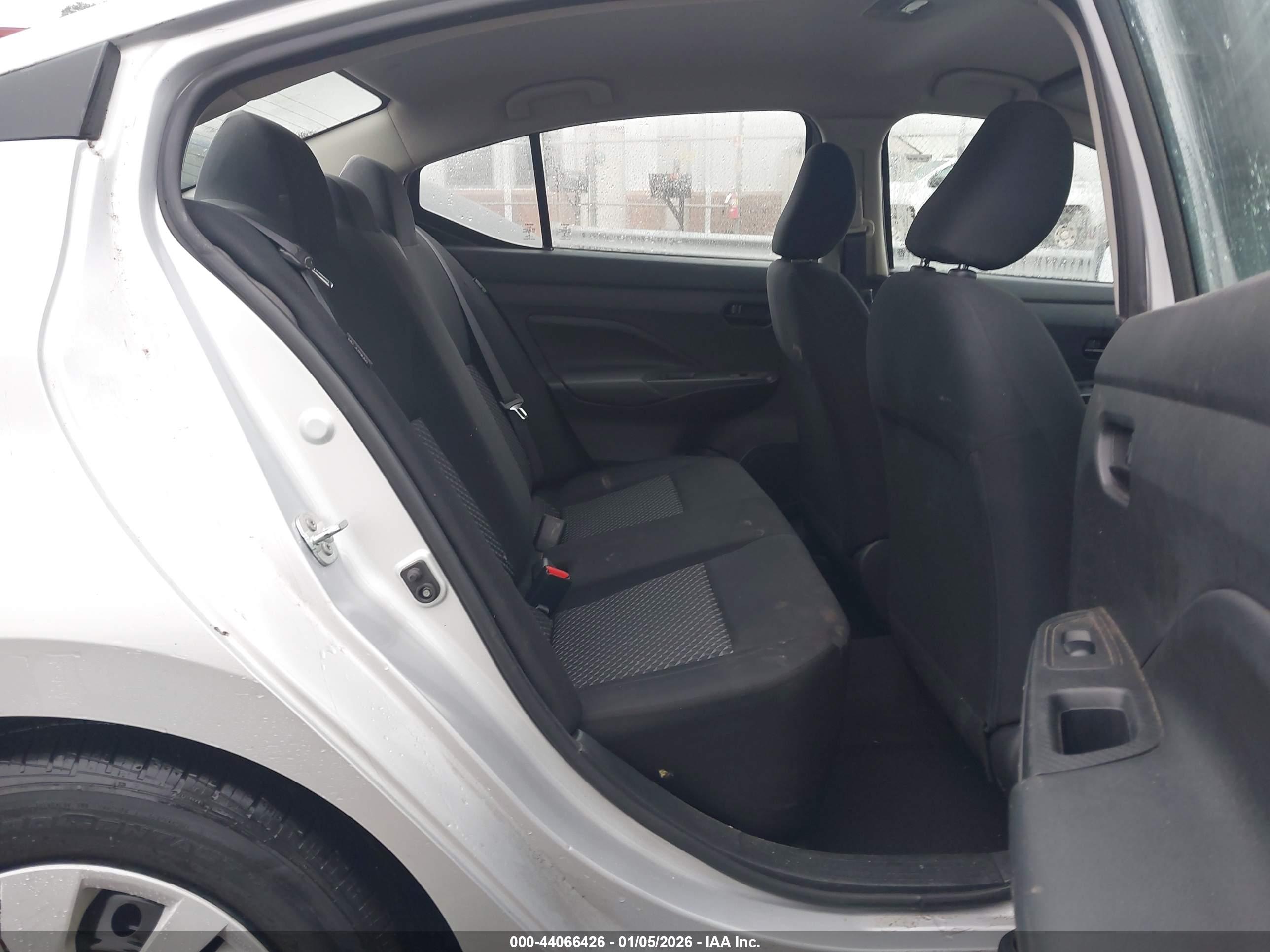 NISSAN VERSA image 8