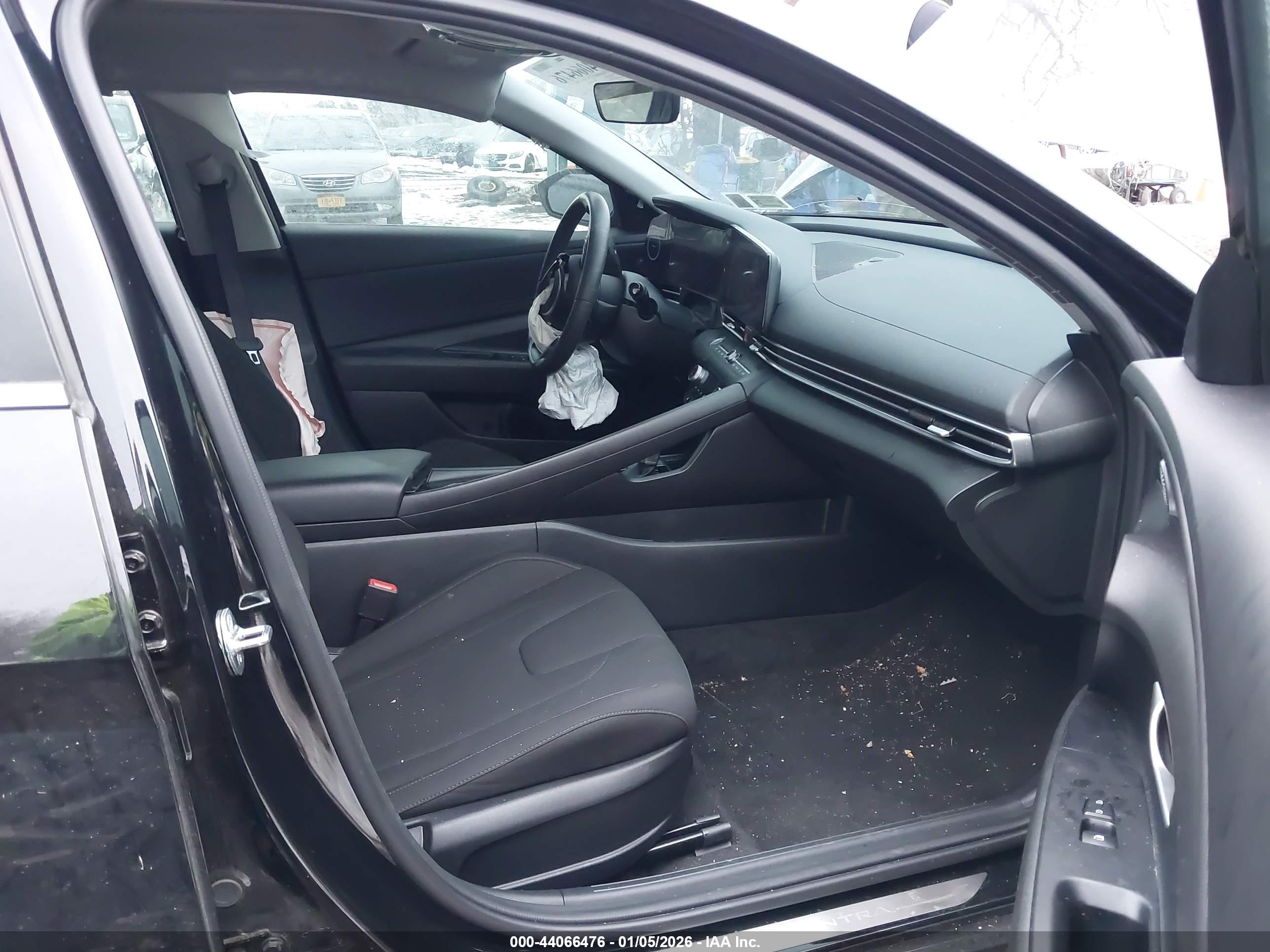 HYUNDAI ELANTRA image 5