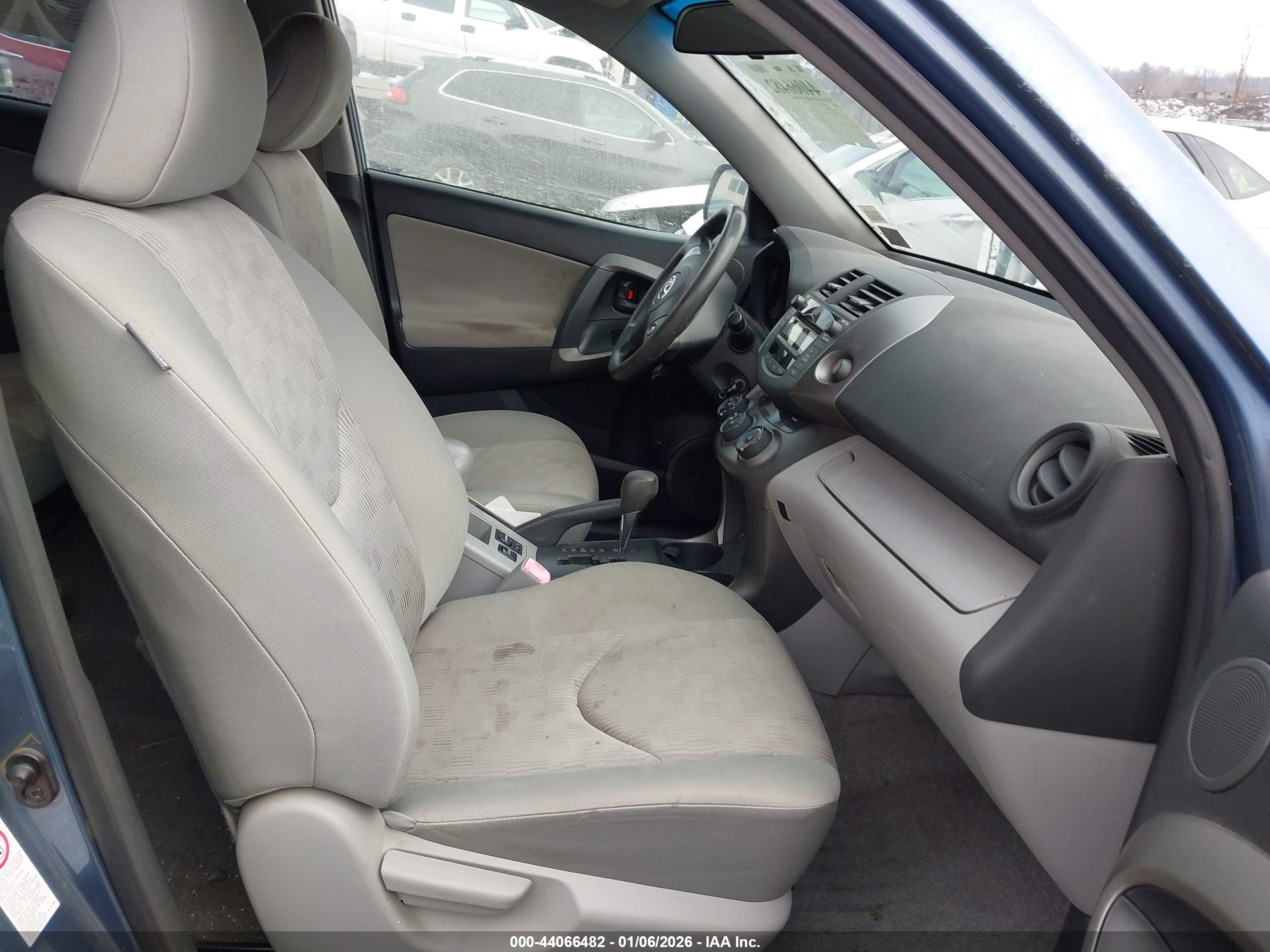 TOYOTA RAV4 image 5